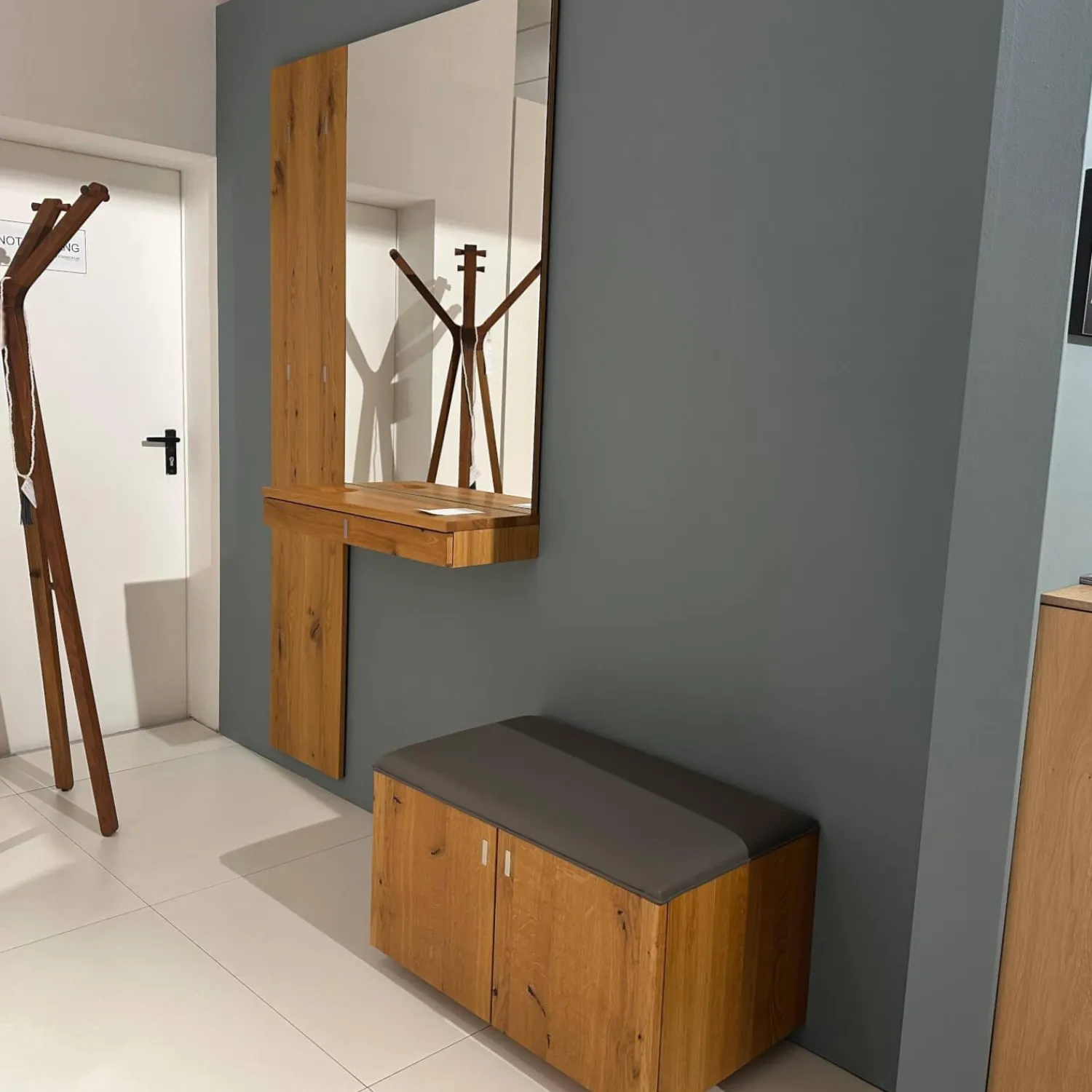 Team 7 Garderoben|Garderobe Cubus Eiche Wild Naturöl Sitzauflage Leder Mittelgrau