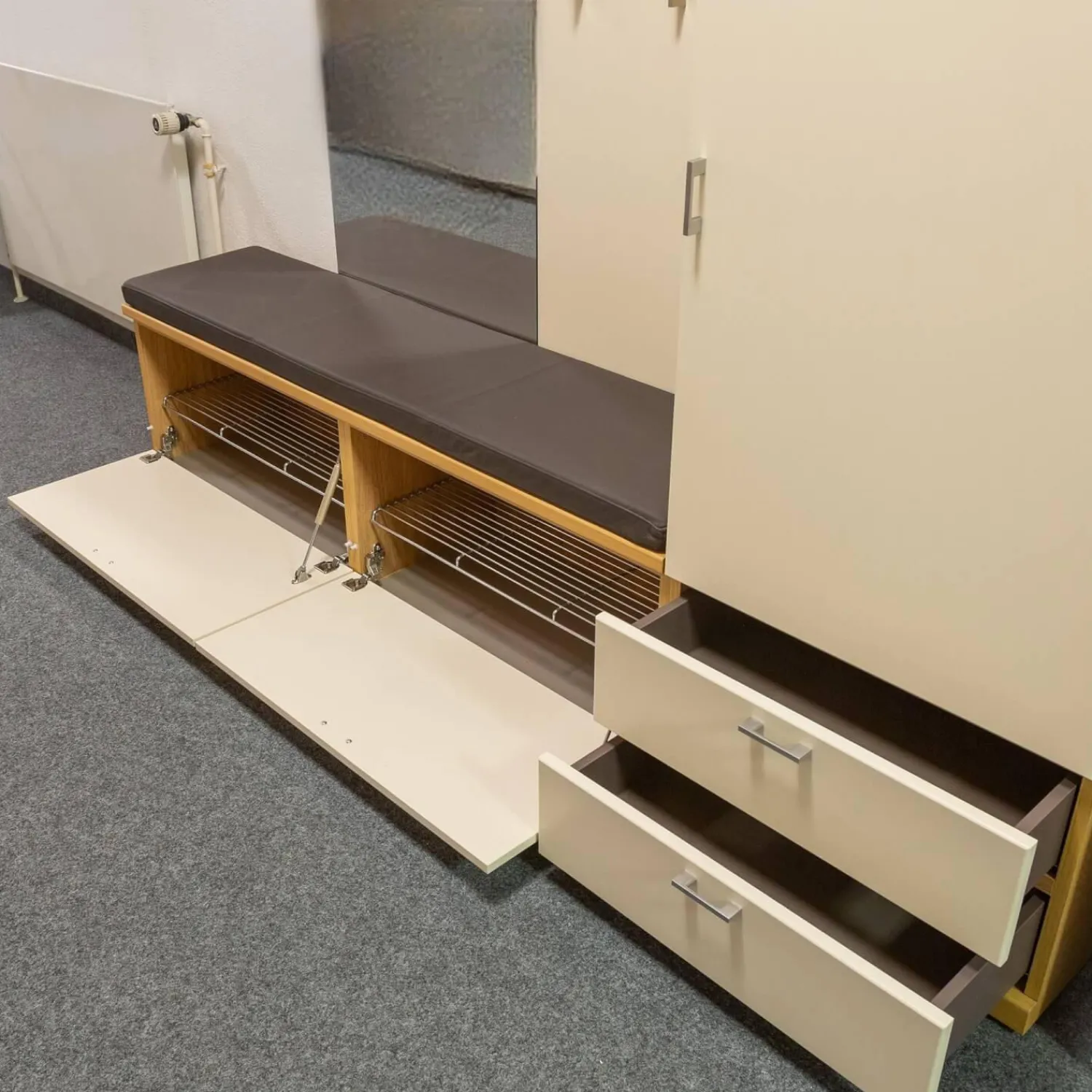 Musterring Garderoben|Garderobe Kira Eiche Sand Lack Crema Creme Leder 1 Hermes Bruin Schwarz Grau Griffe Metall