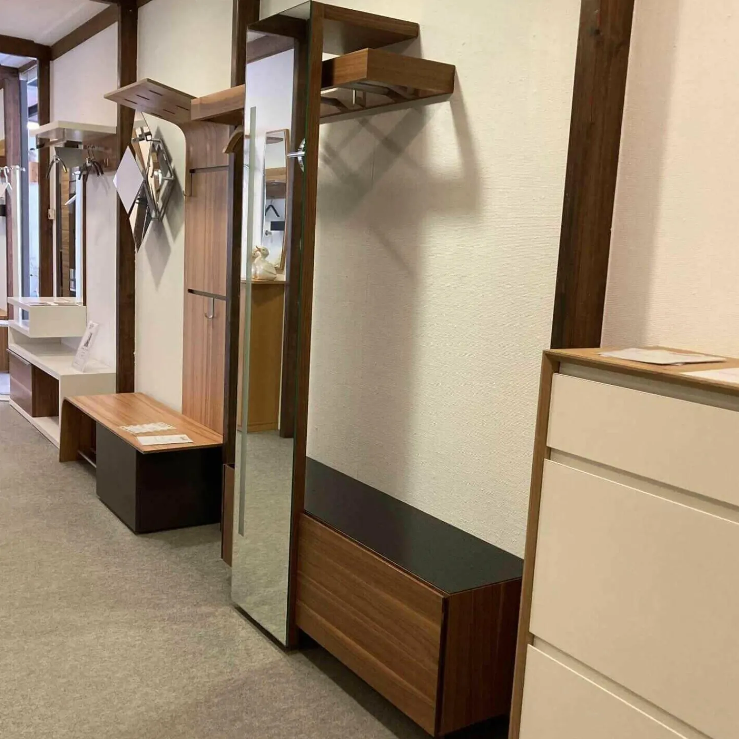 Sudbrock Garderoben|Garderobe Nexus 215 Nussbaum Lacobel Schwarz mit Spiegel