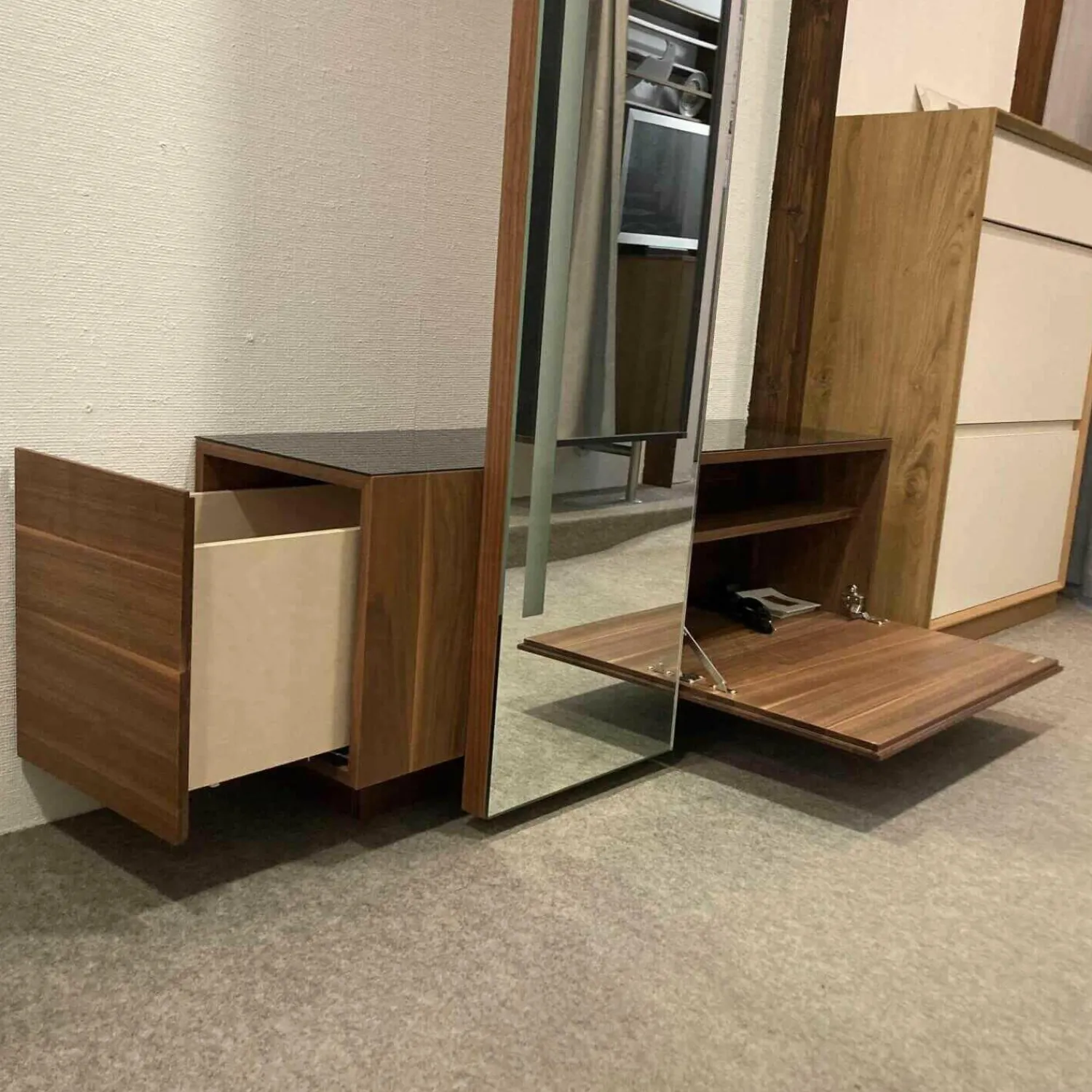 Sudbrock Garderoben|Garderobe Nexus 215 Nussbaum Lacobel Schwarz mit Spiegel