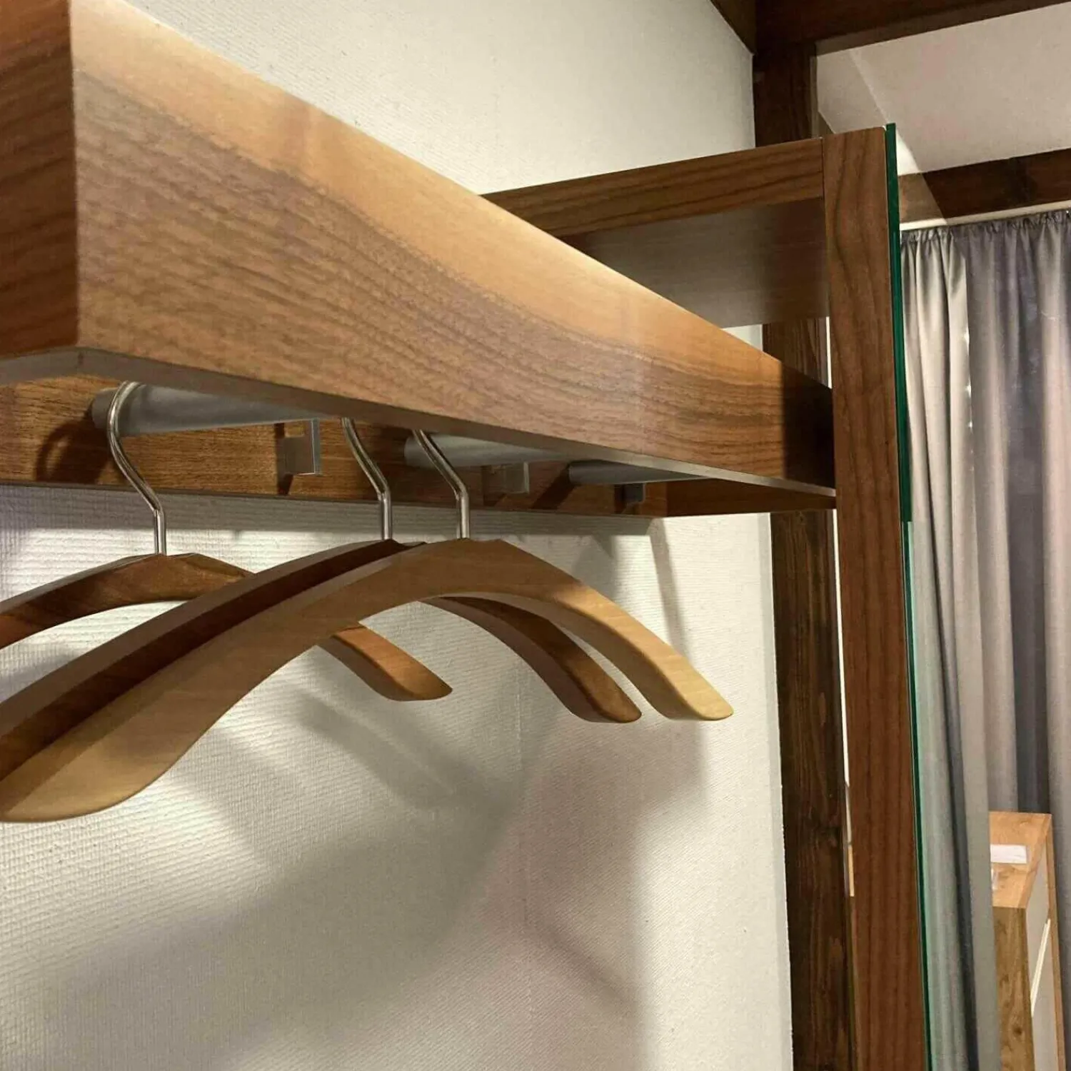 Sudbrock Garderoben|Garderobe Nexus 215 Nussbaum Lacobel Schwarz mit Spiegel