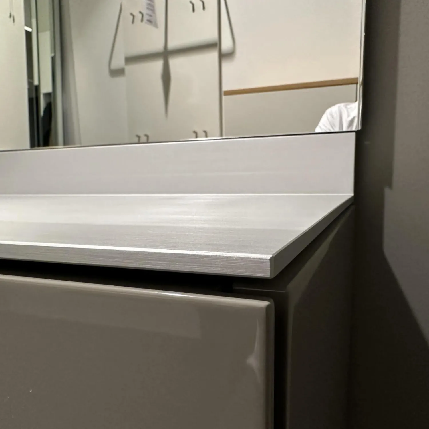 Schönbuch Garderoben|Garderobe S7 Lack Hochglanz Asphalt Aluminiumboarde Eloxiert Mit Spiegelpaneel