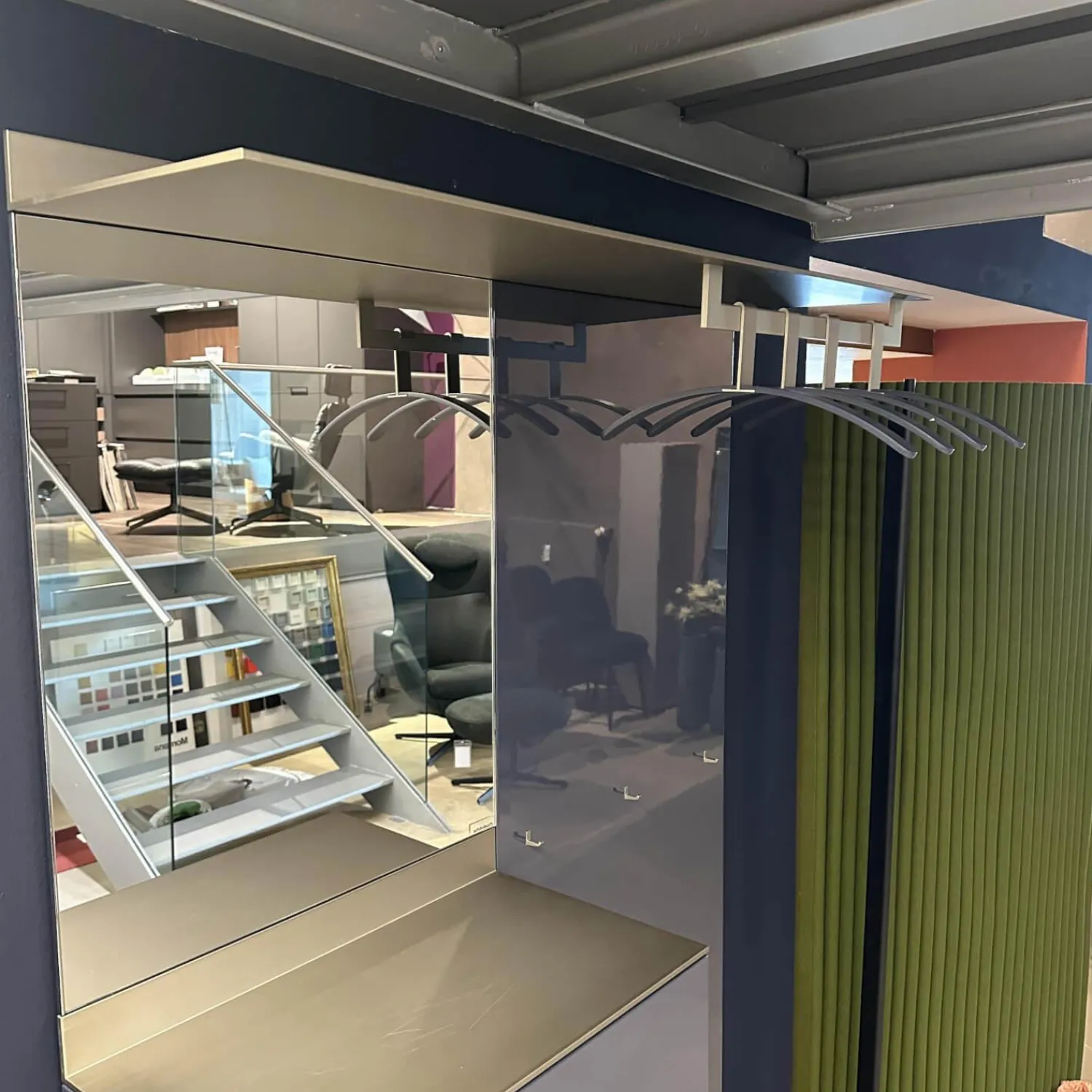 Schönbuch Garderoben|Garderobe S7 Lack Hochglanz Nachtblau 165 Blau Metalloberfläche Bronze Eloxiert 99 Inklusive Kleiderbügel