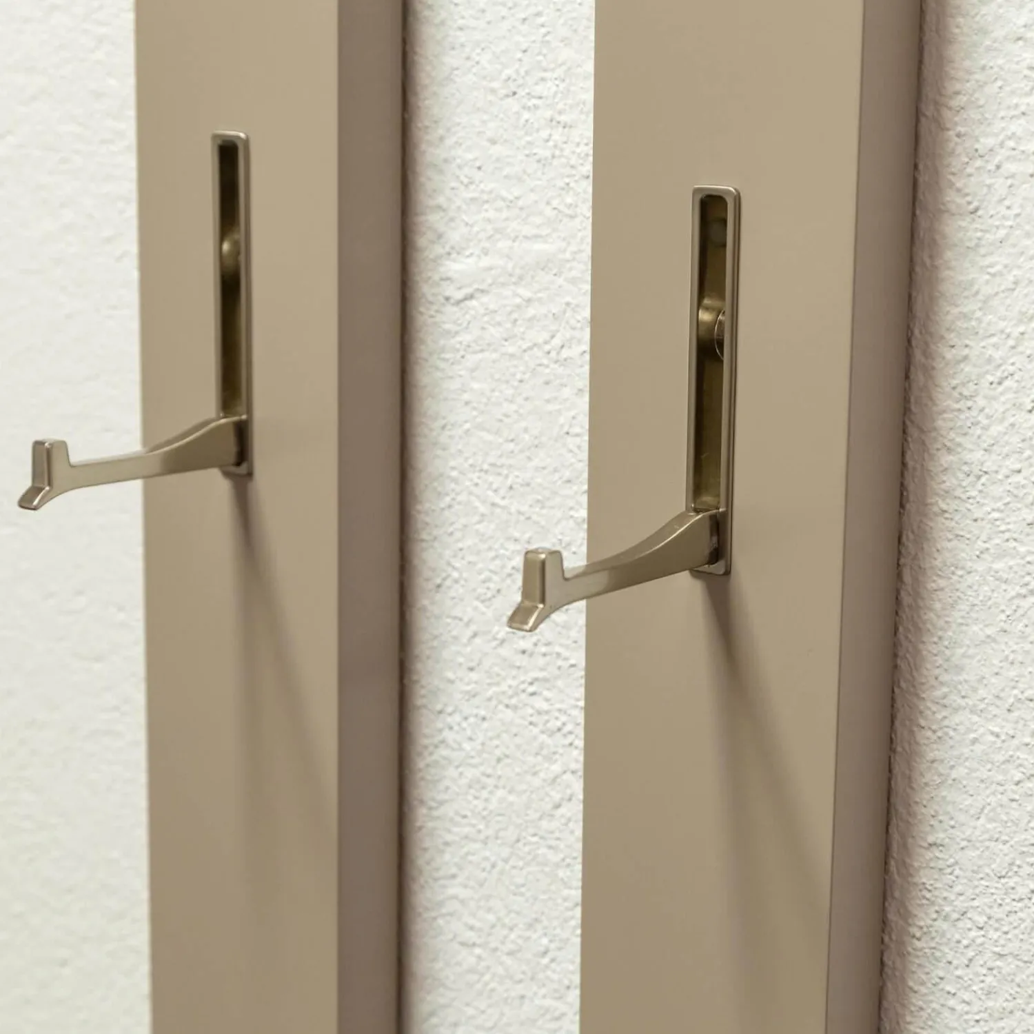 Sudbrock Garderoben|Garderobe Tando Glattlack 408 Terra Grau Beige Eiche Sahara Griffe Metall