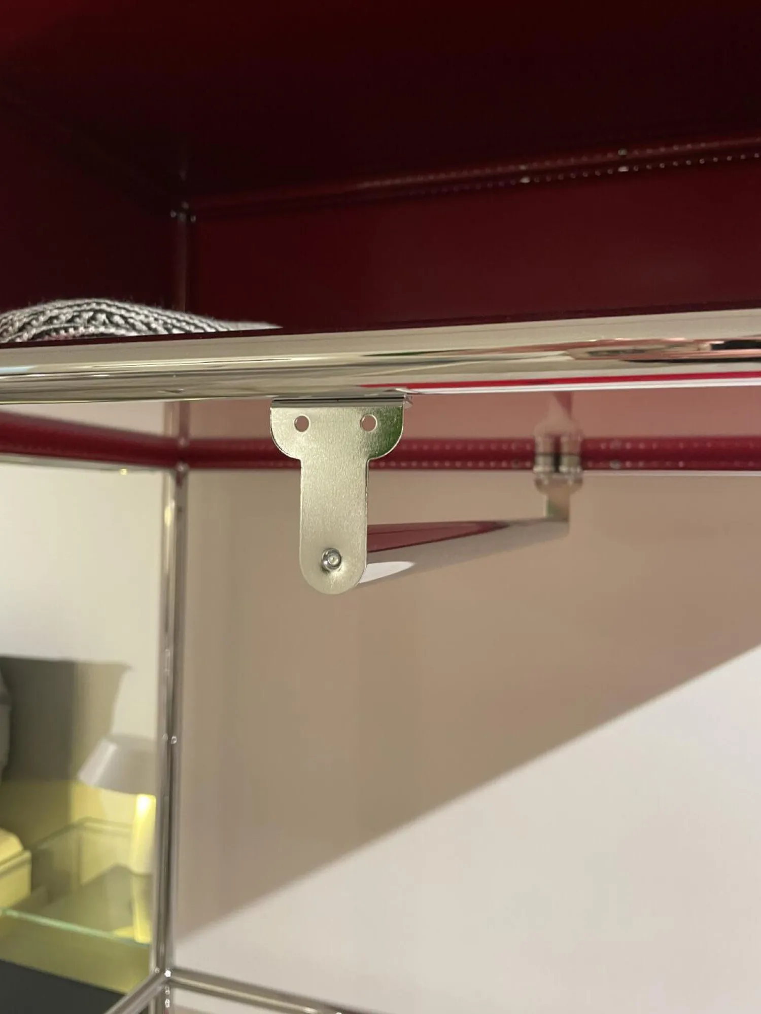 USM Haller Kleiderschränke|Garderobe USM Rubinrot Metall Lackiert Verchromt auf Rollen