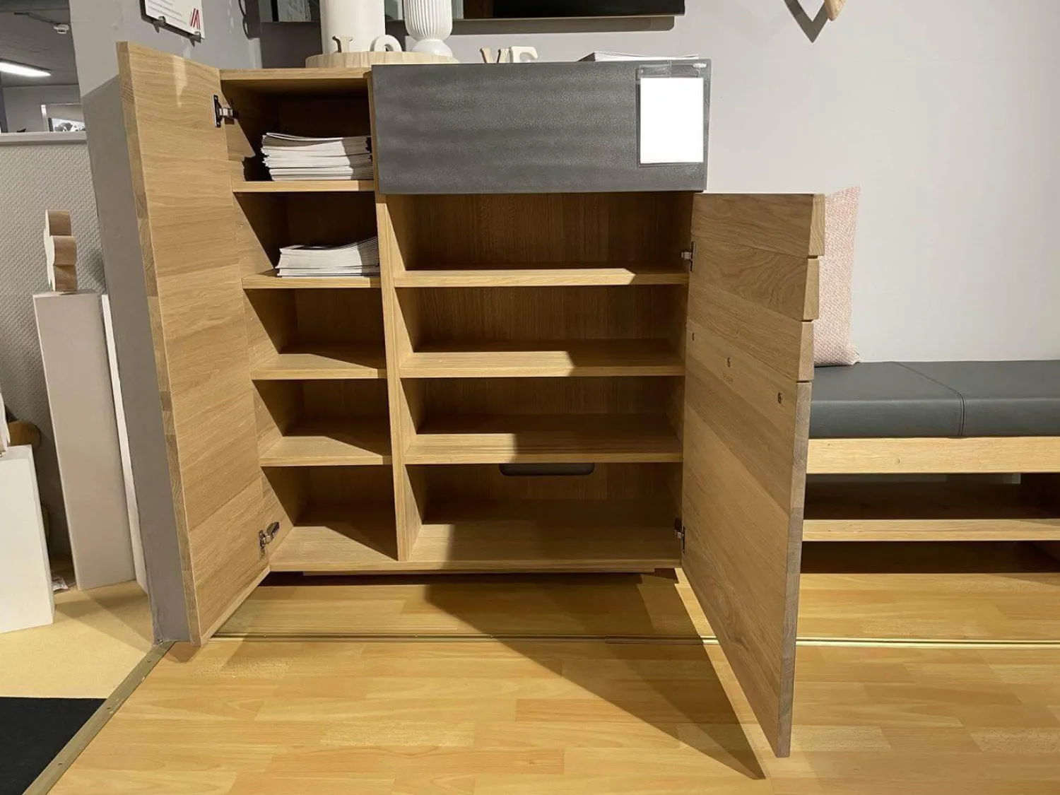 Voglauer Garderoben|Garderobe V-Organo Wildeiche Rustico Schwarz Akzent Eisen Bezug Sitzbank Leder Anthrazit Grau