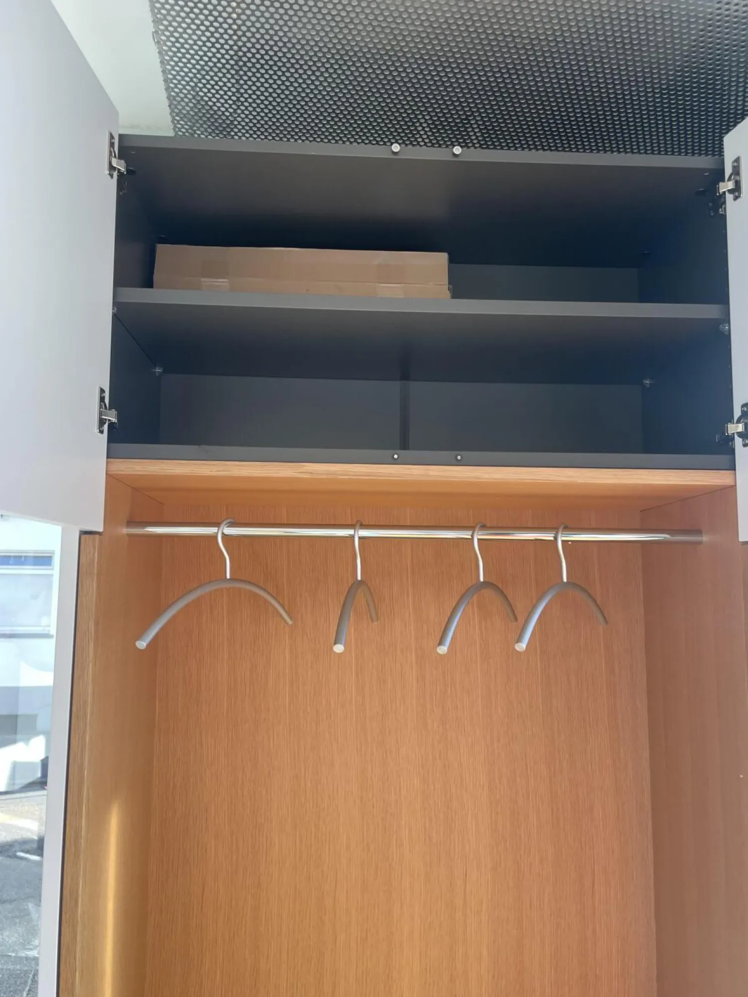 Schönbuch Garderoben|Garderobenschrank Cabin Lack Grau Weiß Innen Melamin 0776 Dunkelgrau Nische Eiche Matt Mit Kissen