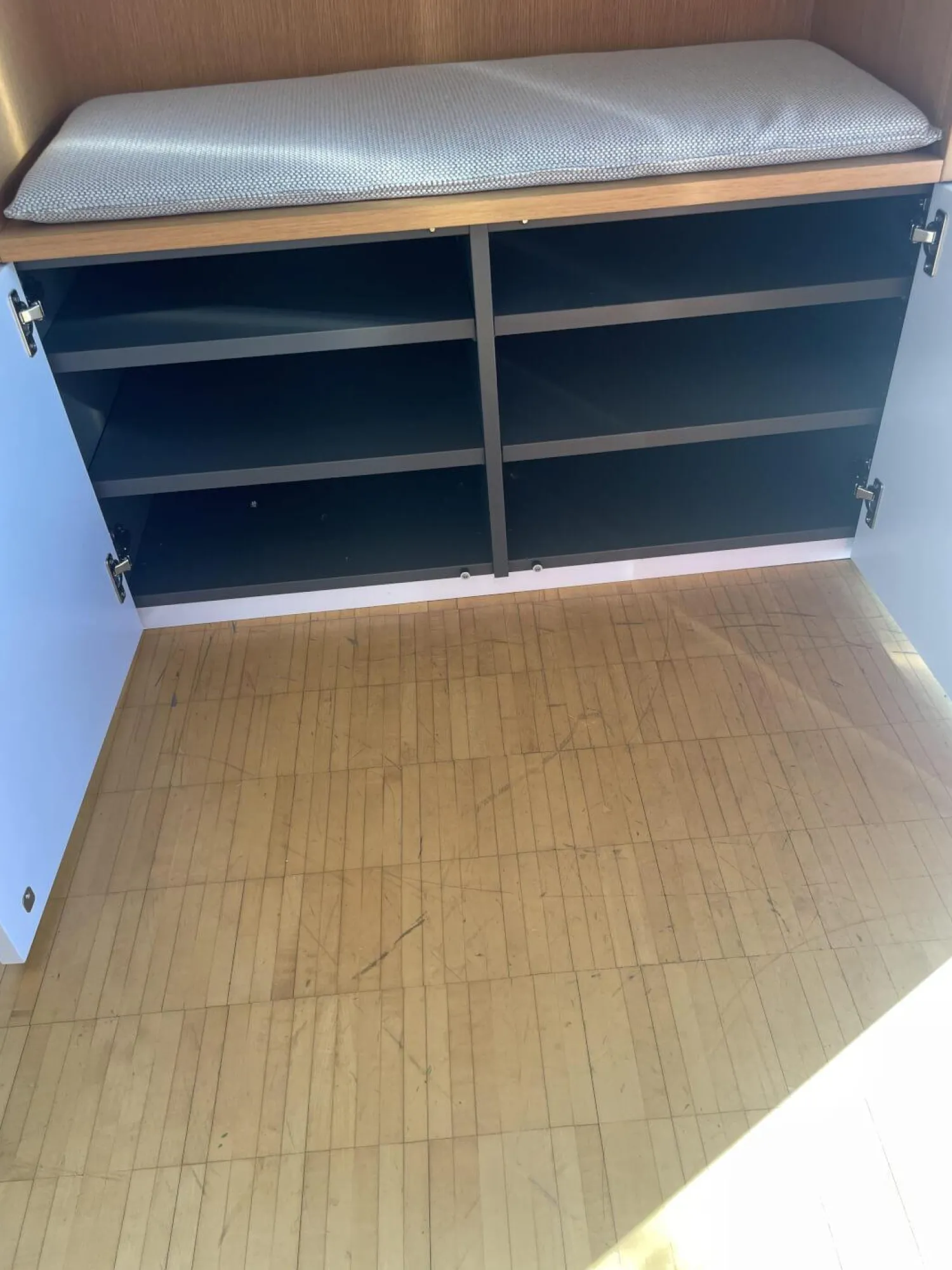 Schönbuch Garderoben|Garderobenschrank Cabin Lack Grau Weiß Innen Melamin 0776 Dunkelgrau Nische Eiche Matt Mit Kissen