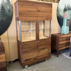 Scholtissek Vitrinen & Highboards|Geschirrschrank Delano Astiger Nussbaum Natur Geölt Innen Birke Mit Beleuchtung