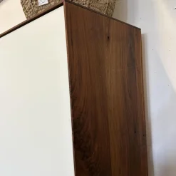 Scholtissek Vitrinen & Highboards|Geschirrschrank Farn Korpus Astiger Nussbaum Natur Geölt Glas 9010 Weiß Matt