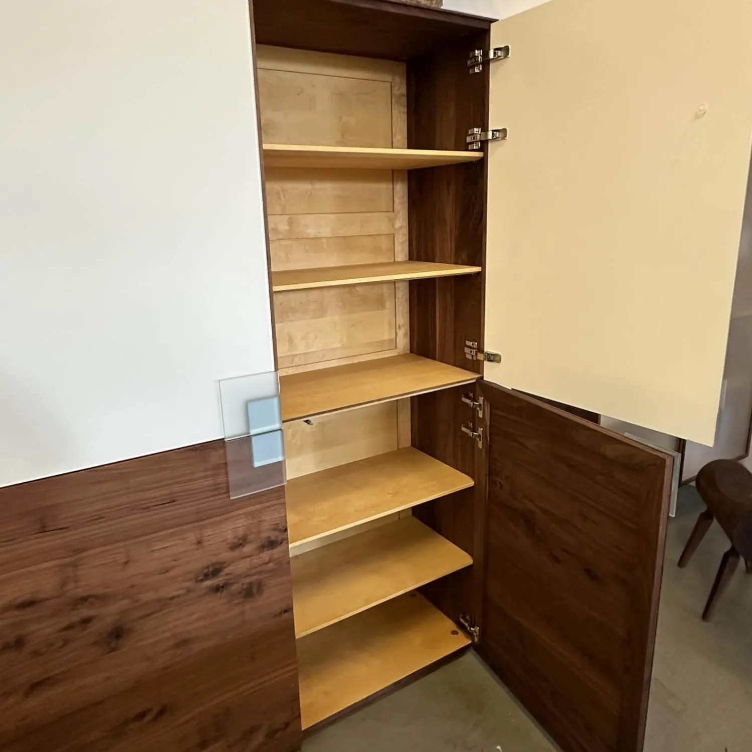 Scholtissek Vitrinen & Highboards|Geschirrschrank Farn Korpus Astiger Nussbaum Natur Geölt Glas 9010 Weiß Matt