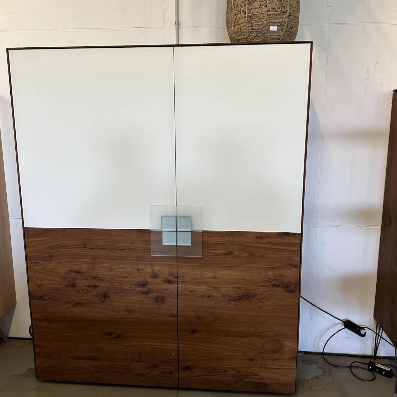 Scholtissek Vitrinen & Highboards|Geschirrschrank Farn Korpus Astiger Nussbaum Natur Geölt Glas 9010 Weiß Matt