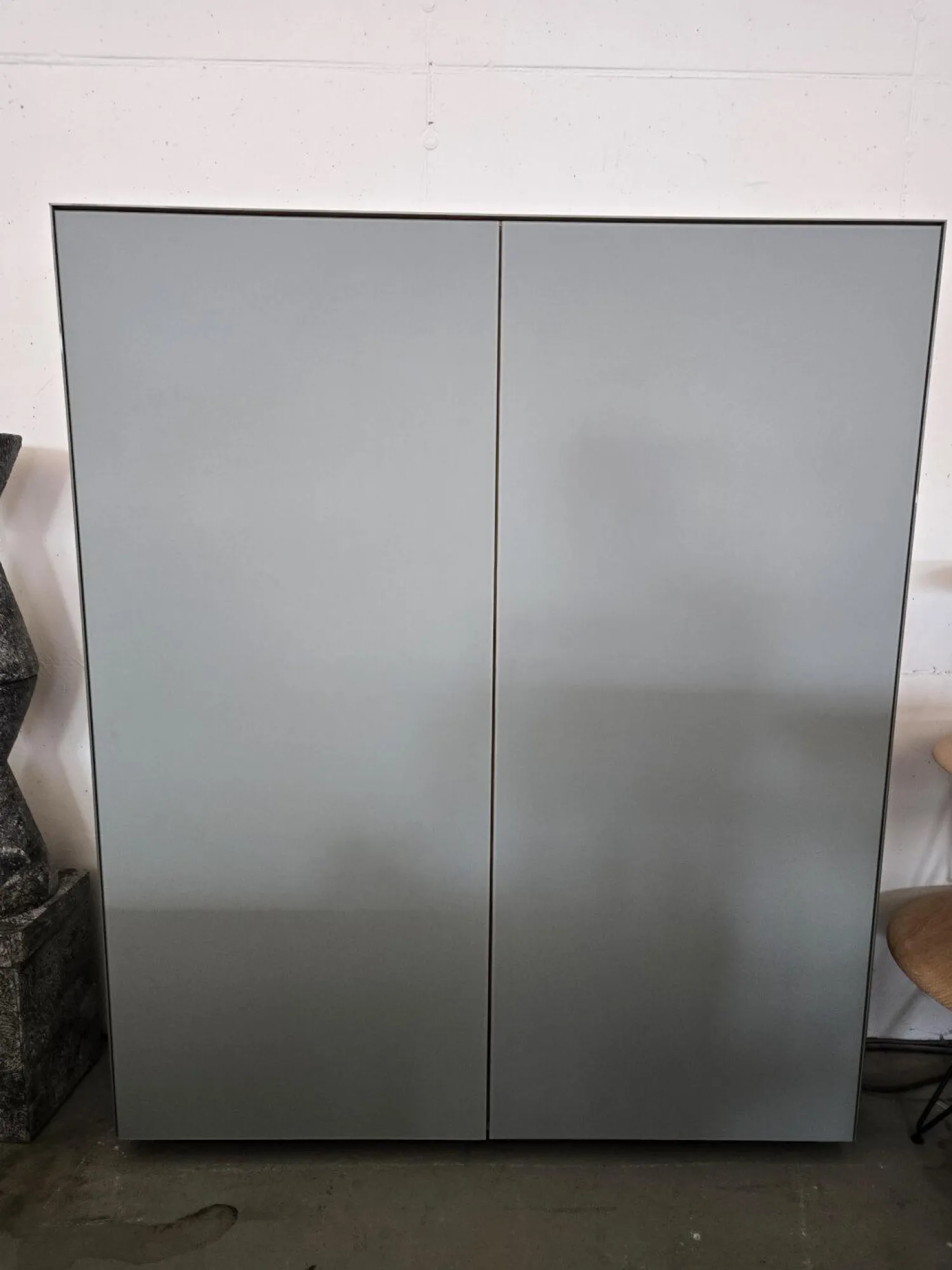 Scholtissek Vitrinen & Highboards|Geschirrschrank Novus Korpus Knorrige Eiche Rustikal Natur Geölt Front Glas Verkehrsgrau Matt Grau