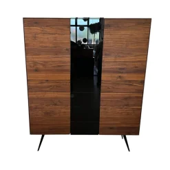 Scholtissek Vitrinen & Highboards|Geschirrschrank Talio Astiger Nussbaum Natur Geölt Glas 9005 Schwarz Glänzend Innen Birke