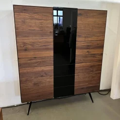 Scholtissek Vitrinen & Highboards|Geschirrschrank Talio Astiger Nussbaum Natur Geölt Glas 9005 Schwarz Glänzend Innen Birke