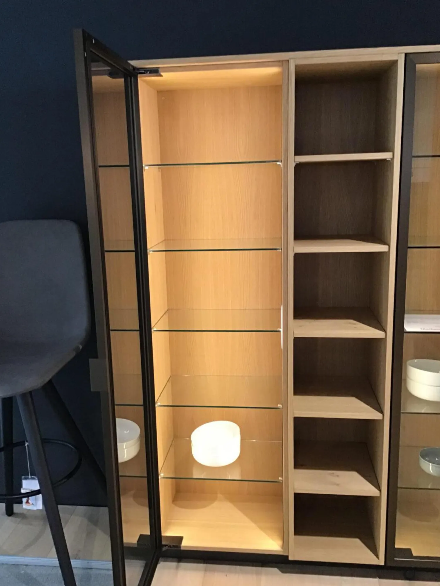 Leicht Küchen Vitrinen & Highboards|Glashochschrank Vero Korpus Alpineiche Natur Front Glas Inklusive LED Beleuchtung Steuerbar