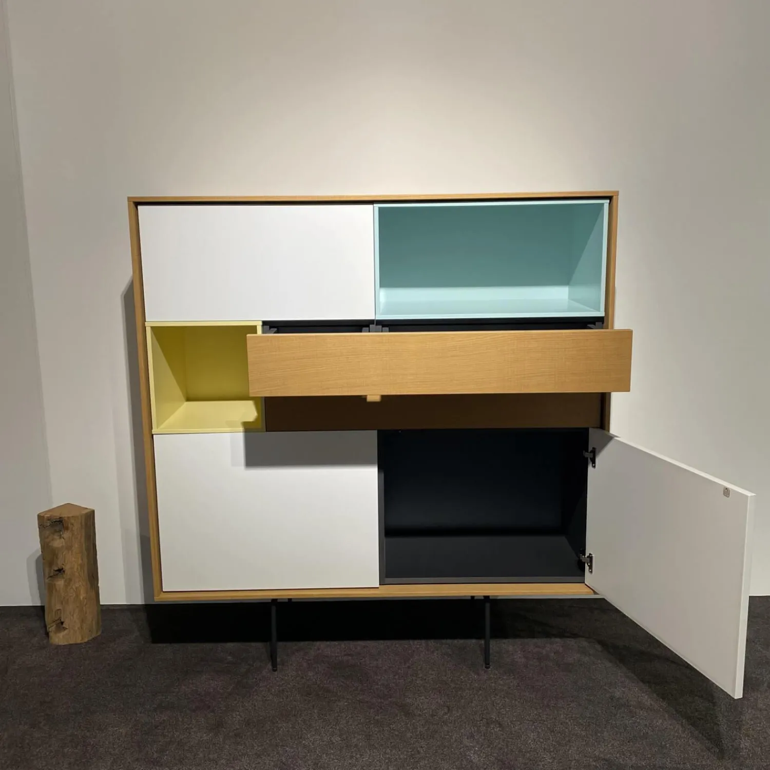 Treku Vitrinen & Highboards|Highboard Aura Eiche Sägegrau Absetzung Weiß Vanille Lichtgrün Fuß Zylinder Graphit Schwarz