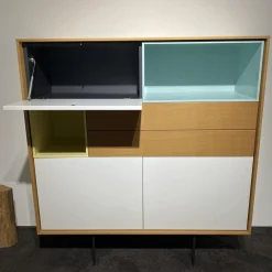 Treku Vitrinen & Highboards|Highboard Aura Eiche Sägegrau Absetzung Weiß Vanille Lichtgrün Fuß Zylinder Graphit Schwarz