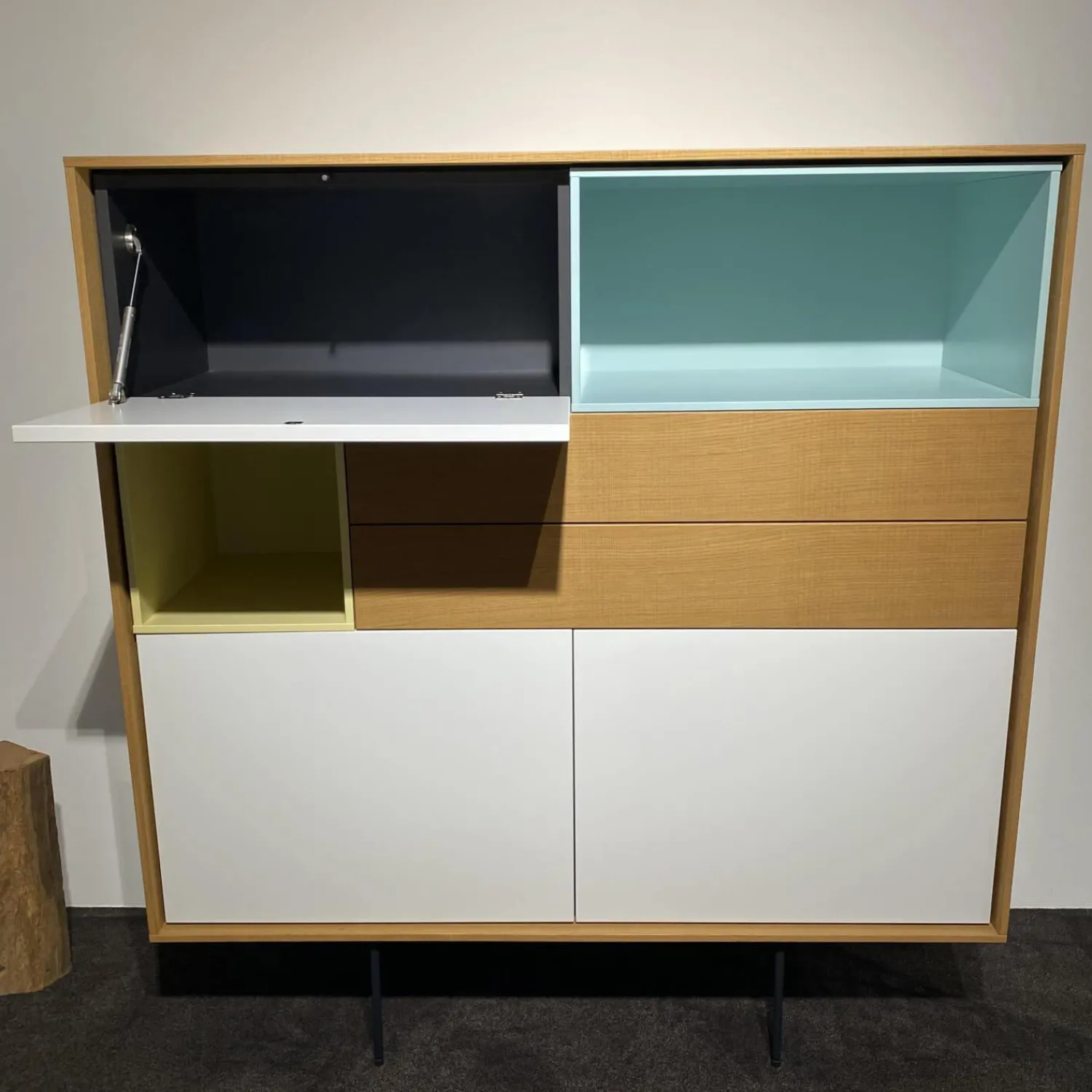 Treku Vitrinen & Highboards|Highboard Aura Eiche Sägegrau Absetzung Weiß Vanille Lichtgrün Fuß Zylinder Graphit Schwarz