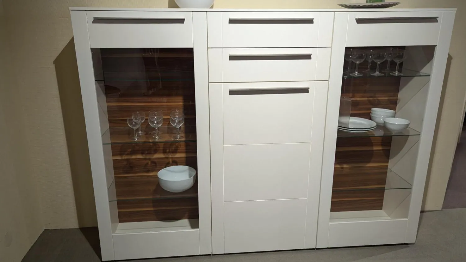 Gwinner Vitrinen & Highboards|Highboard Bellano Lack Seidenmatt Weiß Rückwand Nussbaum Natur