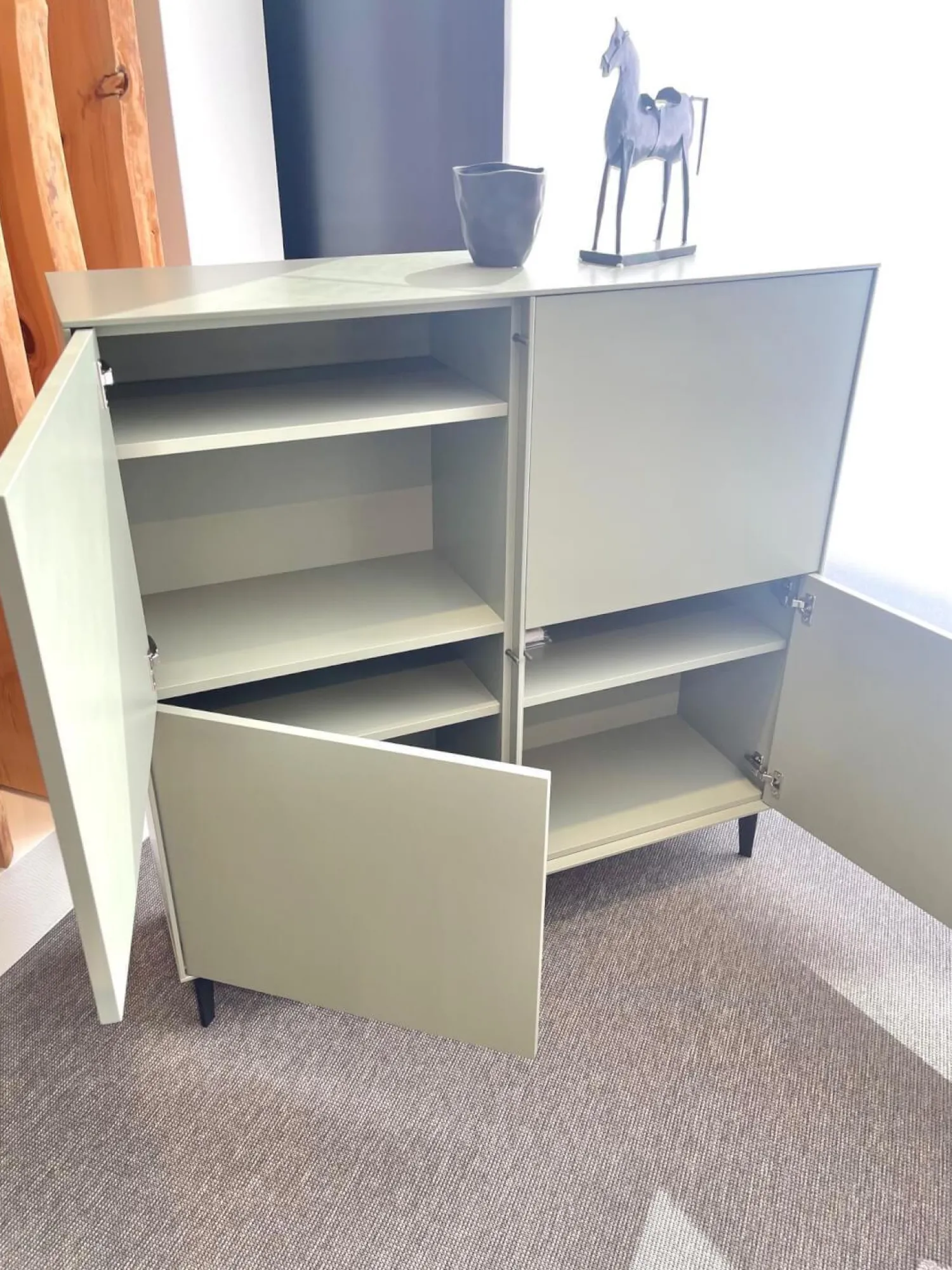 Contur Vitrinen & Highboards|Highboard Casello MDF Lack Schilfgrün Grün Grau Sockelfüße Schwarz Matt