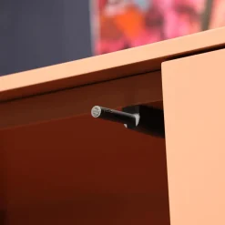 Contur Vitrinen & Highboards|Highboard Catona C71 Lack Samtbeere 489 Rosa Tür 97 Pushbeschlag Inklusive Metall Sockelrahmen