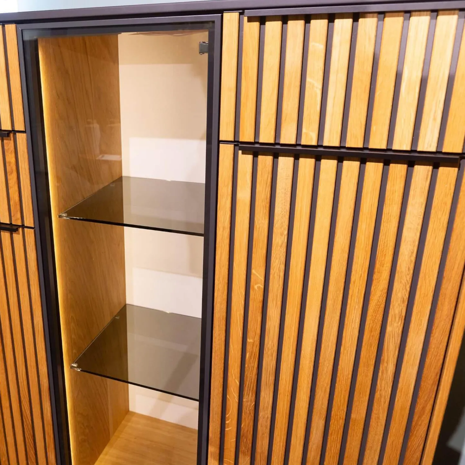 Raum.Freunde Vitrinen & Highboards|Highboard CRF Stav Asteiche Hell Massiv Geölt Metallkufen Alugriffleisten Schieferschwarz Mit Beleuchtung