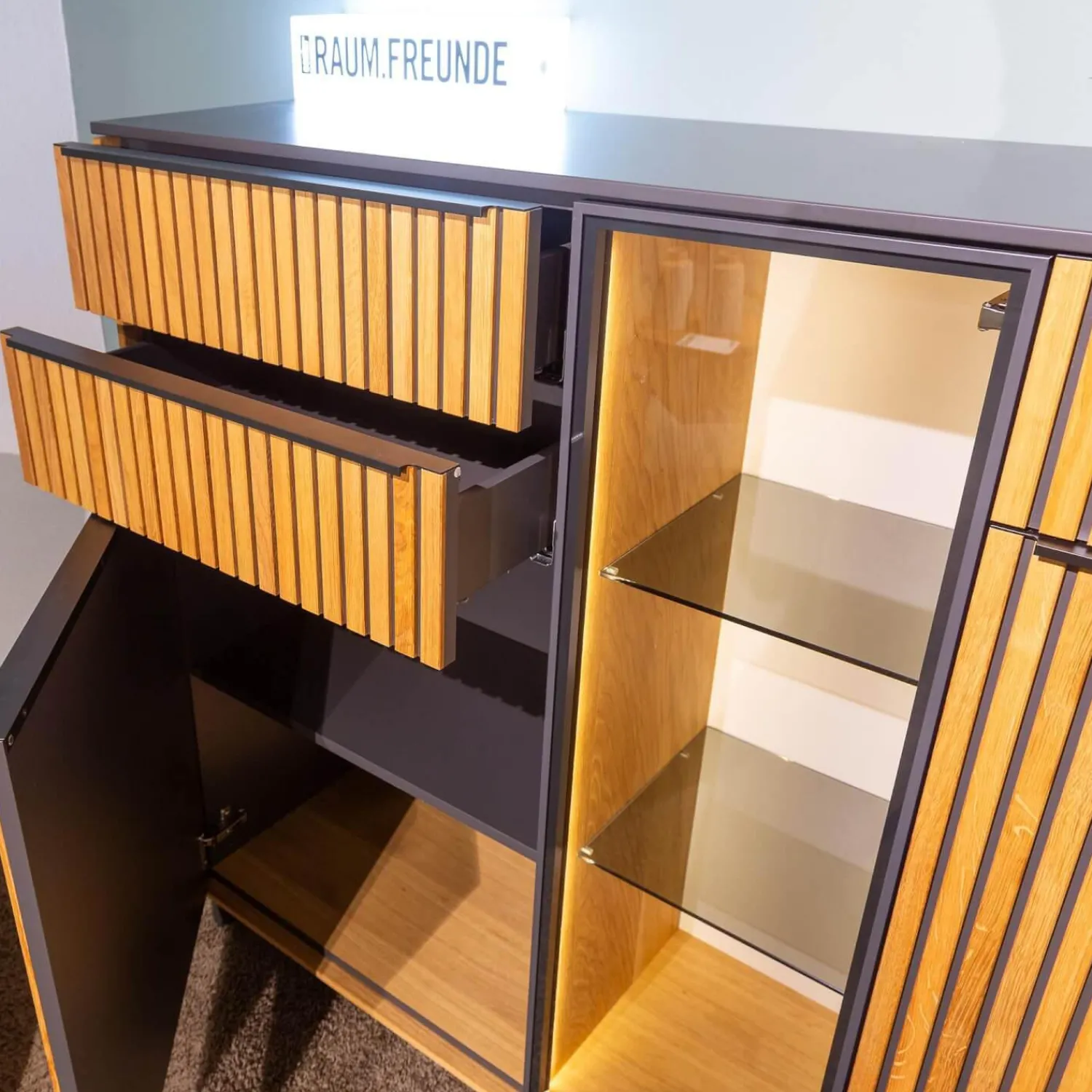 Raum.Freunde Vitrinen & Highboards|Highboard CRF Stav Asteiche Hell Massiv Geölt Metallkufen Alugriffleisten Schieferschwarz Mit Beleuchtung