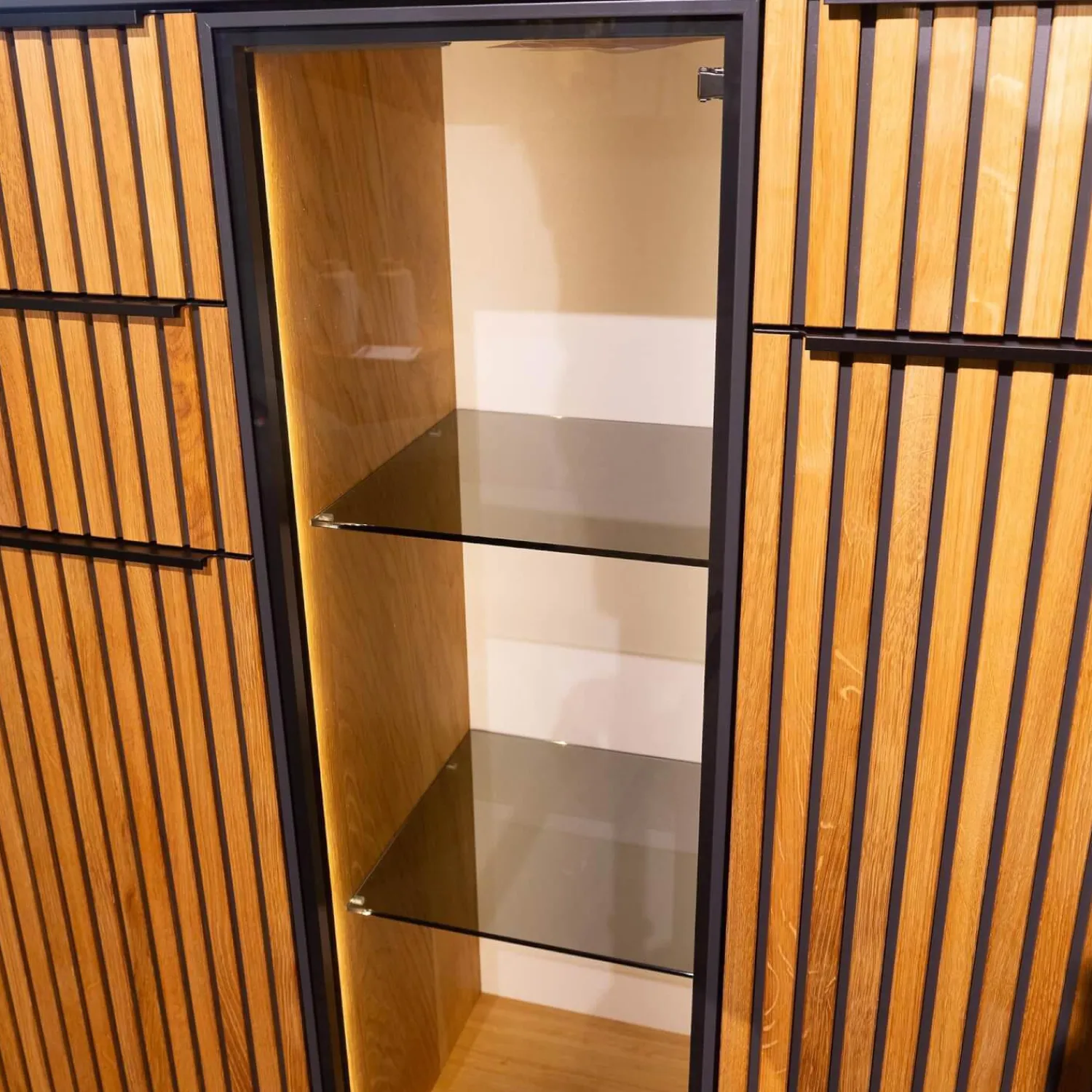 Raum.Freunde Vitrinen & Highboards|Highboard CRF Stav Asteiche Hell Massiv Geölt Metallkufen Alugriffleisten Schieferschwarz Mit Beleuchtung