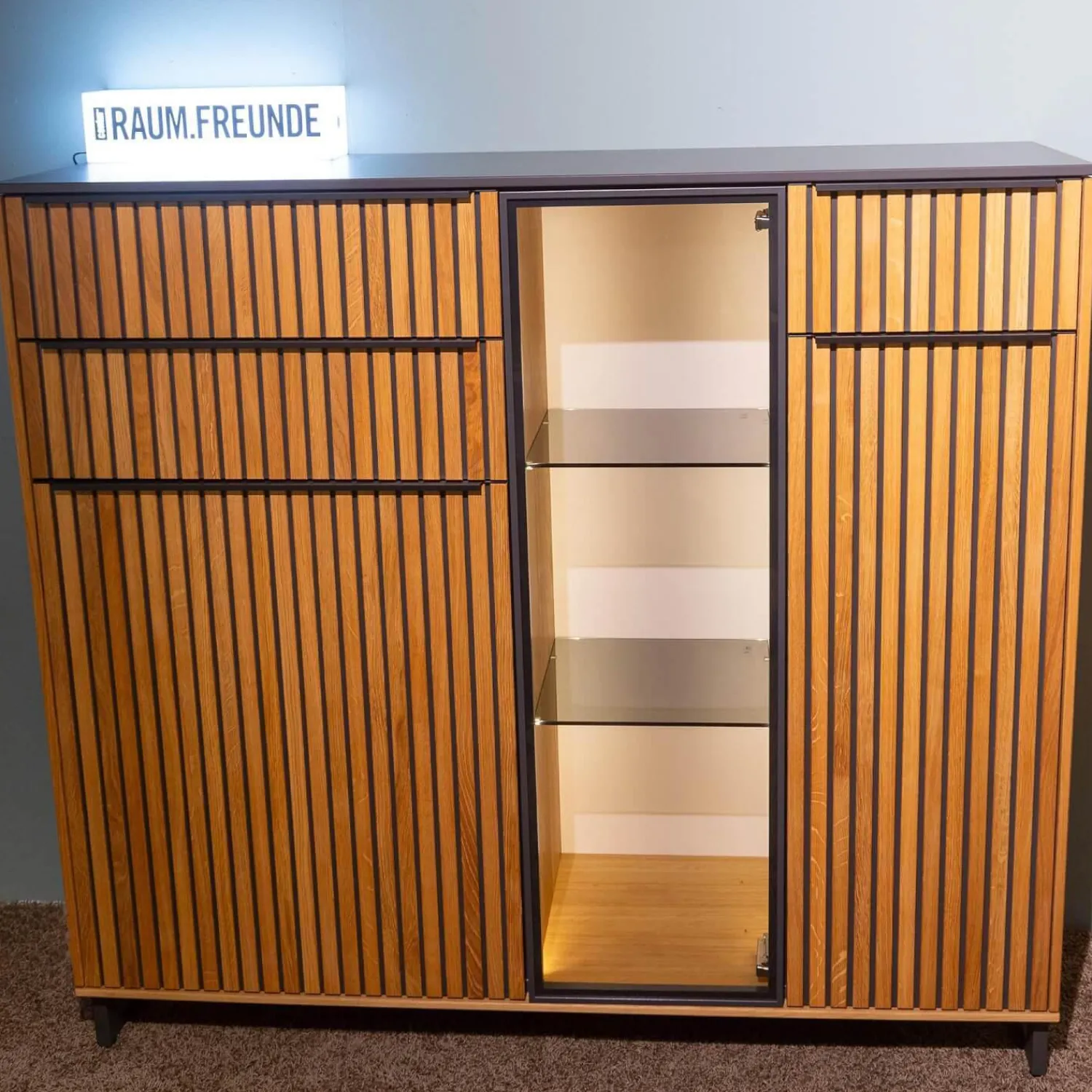 Raum.Freunde Vitrinen & Highboards|Highboard CRF Stav Asteiche Hell Massiv Geölt Metallkufen Alugriffleisten Schieferschwarz Mit Beleuchtung