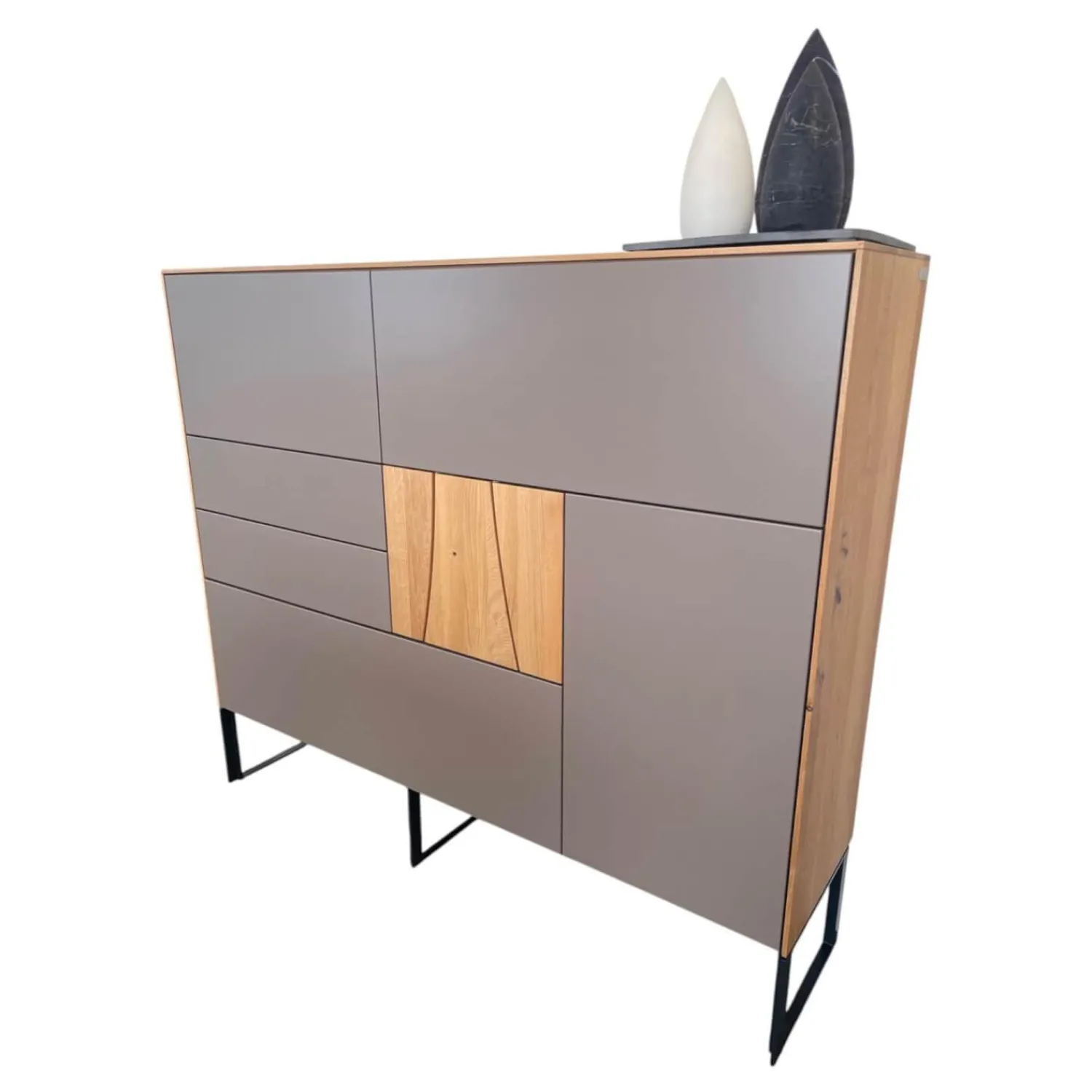Contur Vitrinen & Highboards|Highboard Mileto Front Mattlack Steingrau Grau Korpus Asteiche Massiv Gebürstet Natur Geölt Kufengestell Schwarz Matt