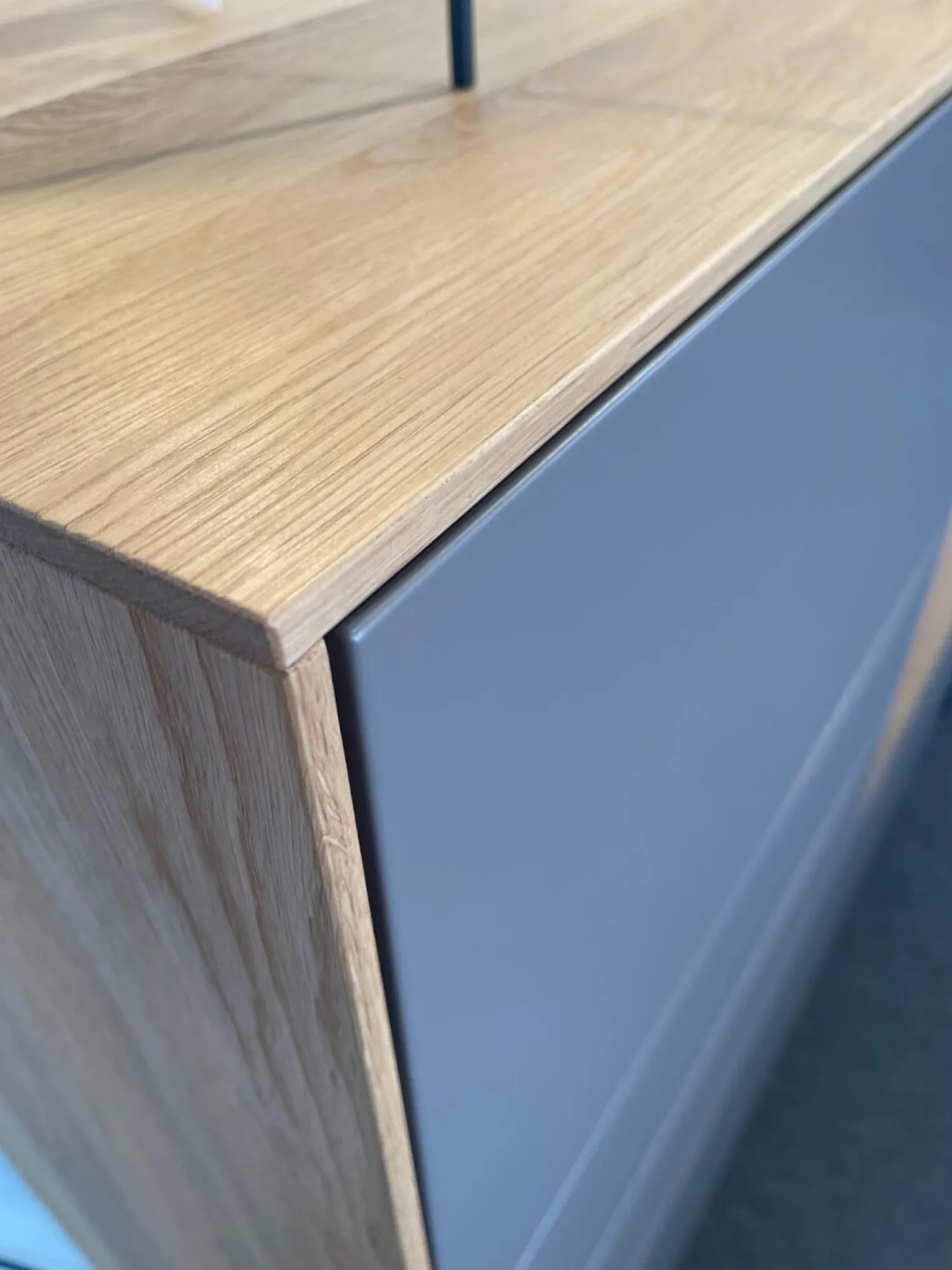 Contur Vitrinen & Highboards|Highboard Mileto Front Mattlack Steingrau Grau Korpus Asteiche Massiv Gebürstet Natur Geölt Kufengestell Schwarz Matt