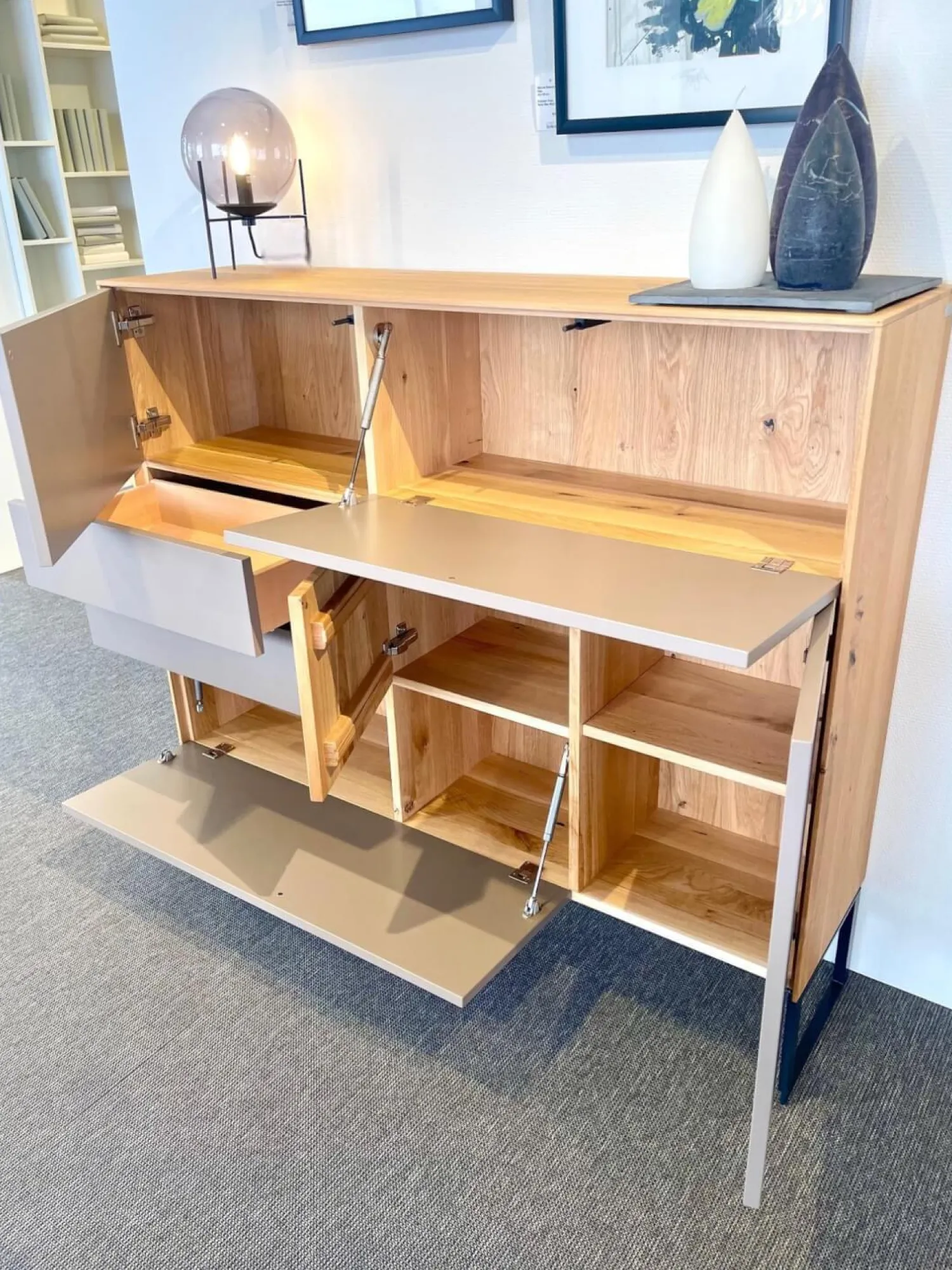 Contur Vitrinen & Highboards|Highboard Mileto Front Mattlack Steingrau Grau Korpus Asteiche Massiv Gebürstet Natur Geölt Kufengestell Schwarz Matt