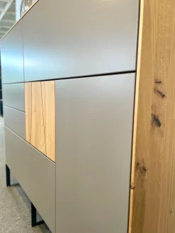 Contur Vitrinen & Highboards|Highboard Mileto Front Mattlack Steingrau Grau Korpus Asteiche Massiv Gebürstet Natur Geölt Kufengestell Schwarz Matt