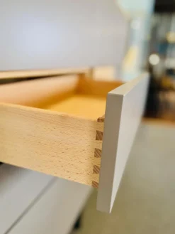 Contur Vitrinen & Highboards|Highboard Mileto Front Mattlack Steingrau Grau Korpus Asteiche Massiv Gebürstet Natur Geölt Kufengestell Schwarz Matt