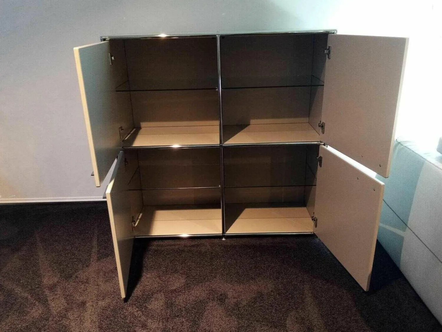 Dauphin Home Vitrinen & Highboards|Highboard MLQE Beige Seidenmatt mit 4 Glas-Fachböden und Stahlror-System Verchromt