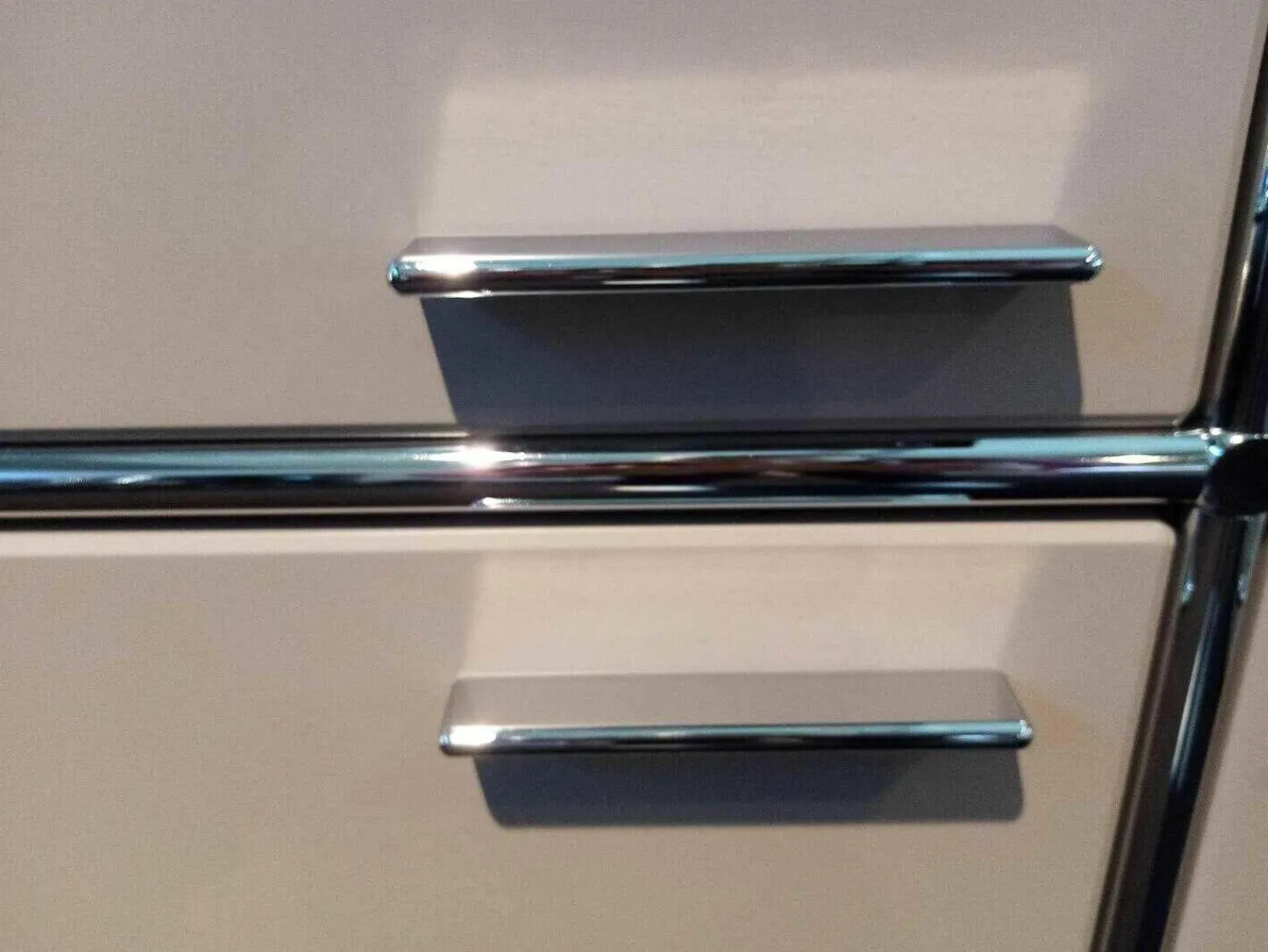 Dauphin Home Vitrinen & Highboards|Highboard MLQE Beige Seidenmatt mit 4 Glas-Fachböden und Stahlror-System Verchromt