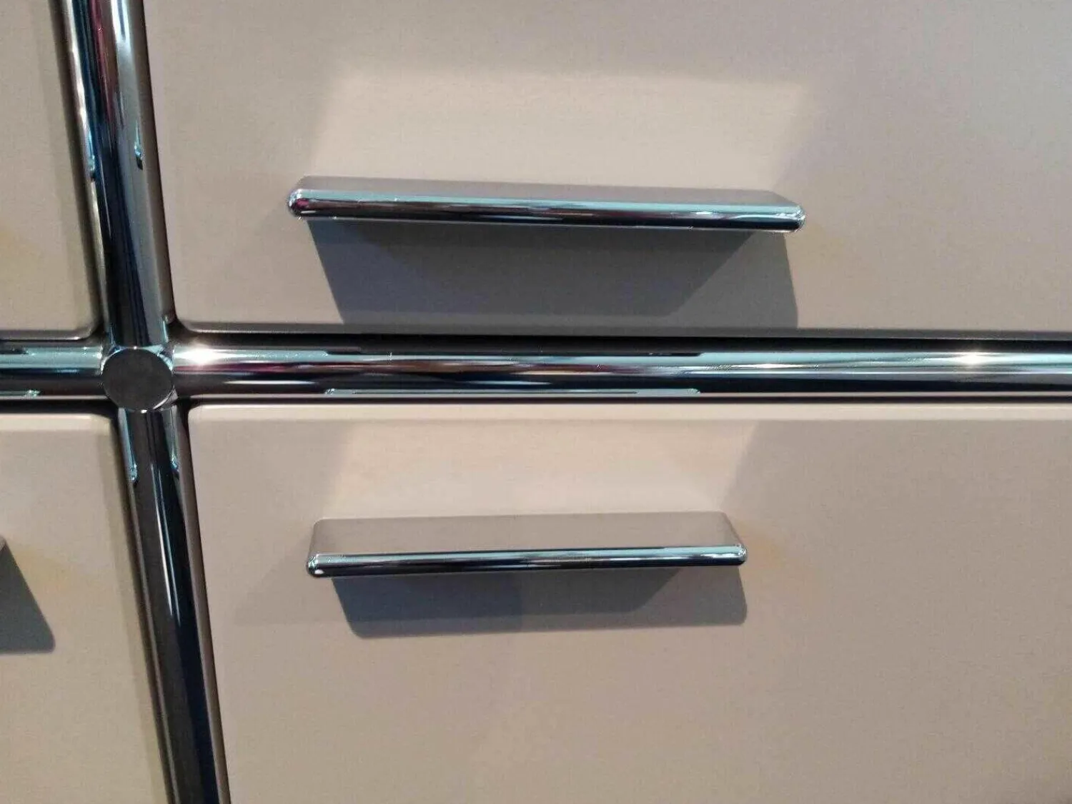 Dauphin Home Vitrinen & Highboards|Highboard MLQE Beige Seidenmatt mit 4 Glas-Fachböden und Stahlror-System Verchromt