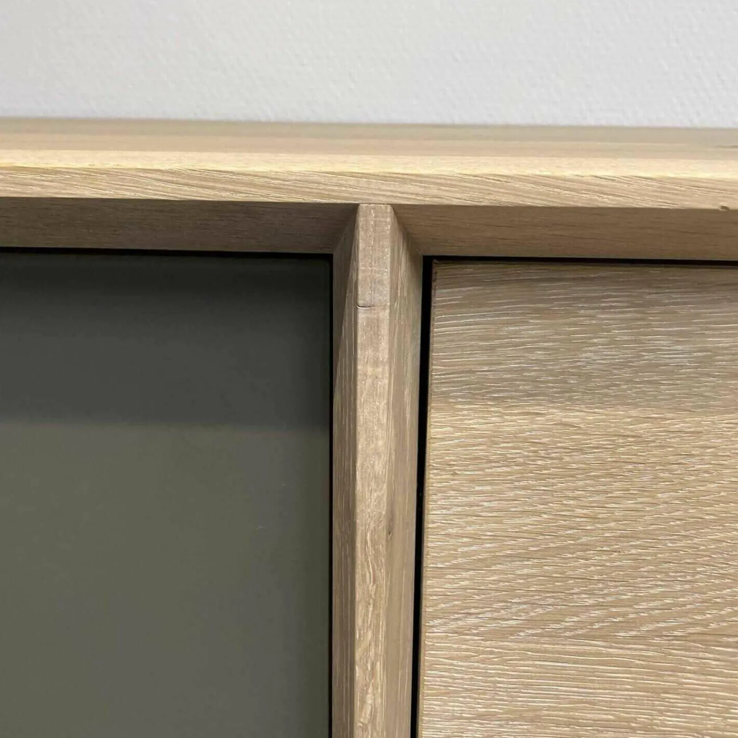 Pönnighaus Vitrinen & Highboards|Highboard Murano Wildeiche massiv mit Glaselementen in grau