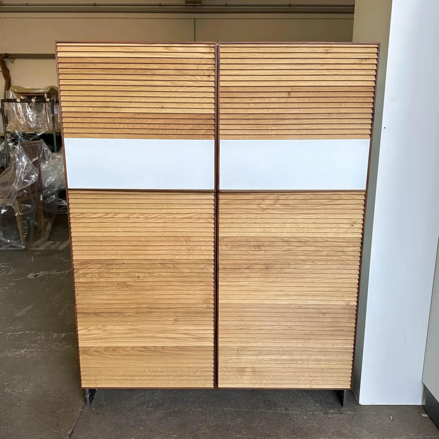 Scholtissek Vitrinen & Highboards|Highboard Schrank Tratum Klein Knorrige Eiche Natur Geölt Glas 9010 Weiß Matt Mit Lamellenfronten