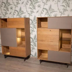 Anrei Vitrinen & Highboards|Highboard Set Puro Syle 461 Barrique Geölt Asteiche Gebürstet Farbglas Steingrau Sockel Metallrahmen Schwarz Inklusive LED Beleuchtung Ohne Rechtes Highboard