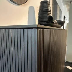 Kettnaker Vitrinen & Highboards|Highboard Soma Front Relief Maron Braun Korpus Lack Schwarz Abdeckplatte Fenix Schwarz Gestell Schwarz