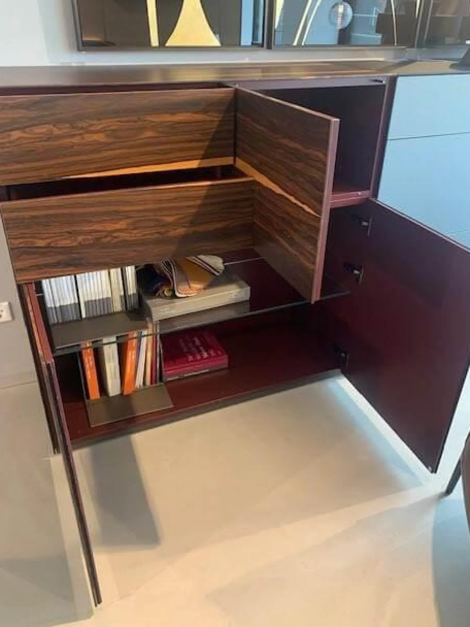 Kettnaker Vitrinen & Highboards|Highboard Soma Front ZK Matt Holzoptik Und SM Grau Mit Wechseloption Innen Lack Matt Beere Rot Sockel Lack Matt Graphit Ohne Deko