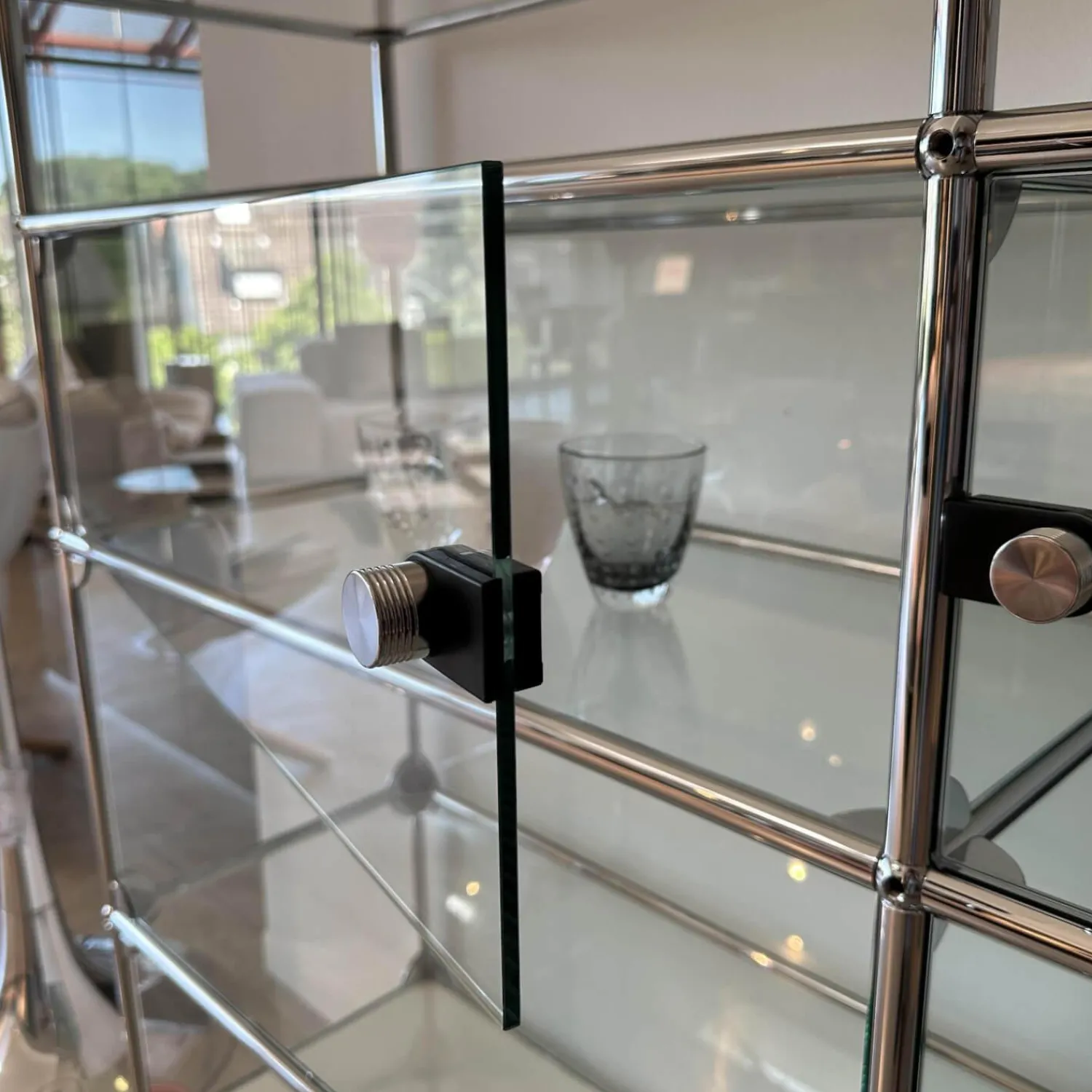 USM Haller Kommoden & Sideboards|Highboard Vitrinenschrank Reinweiss mit Glaselementen