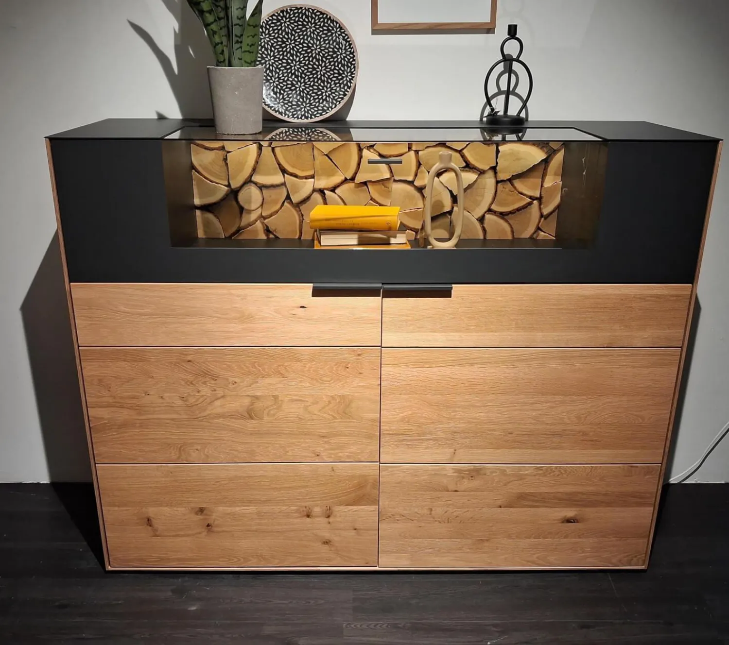 Wöstmann Vitrinen & Highboards|Highboard WM 2140 Wildeiche Massiv Soft Gebürstet Metallteile Carbonfarbig Strukturgepulvert Anthrazit