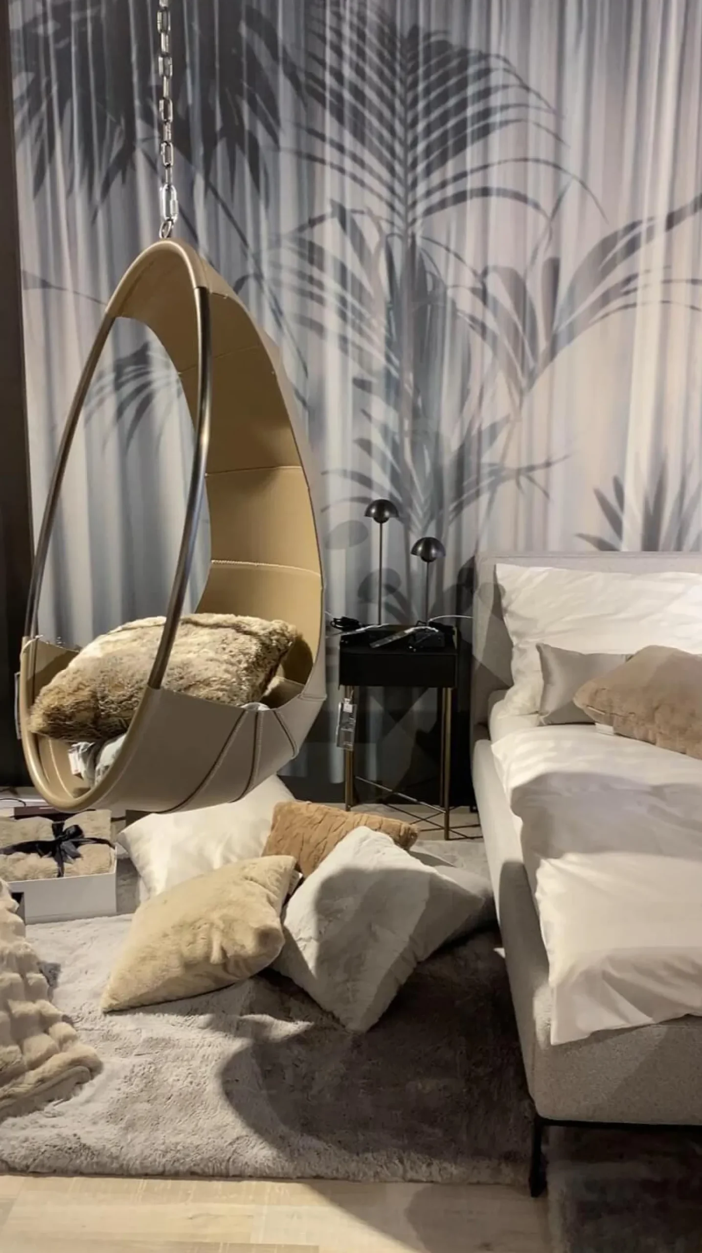 Ivano Redaelli Relaxsessel|Hängender Sessel Schale Narbenleder Sand Beige Gestell Metall Mit Bronze Finish