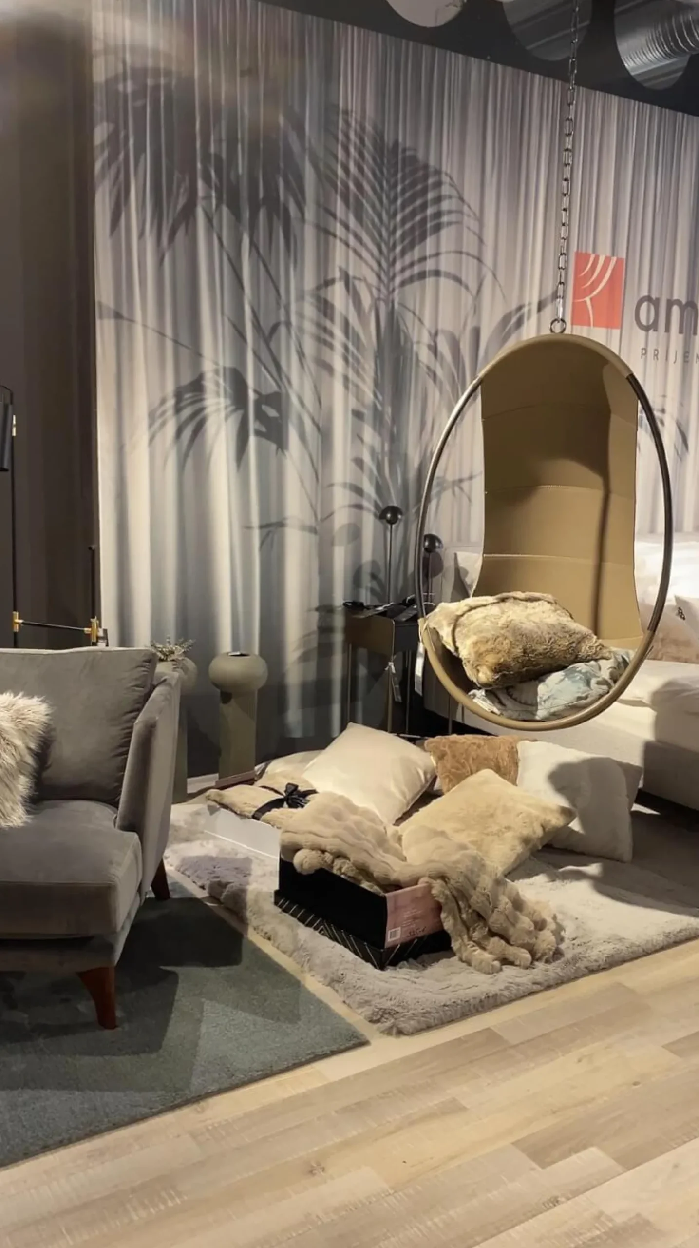 Ivano Redaelli Relaxsessel|Hängender Sessel Schale Narbenleder Sand Beige Gestell Metall Mit Bronze Finish