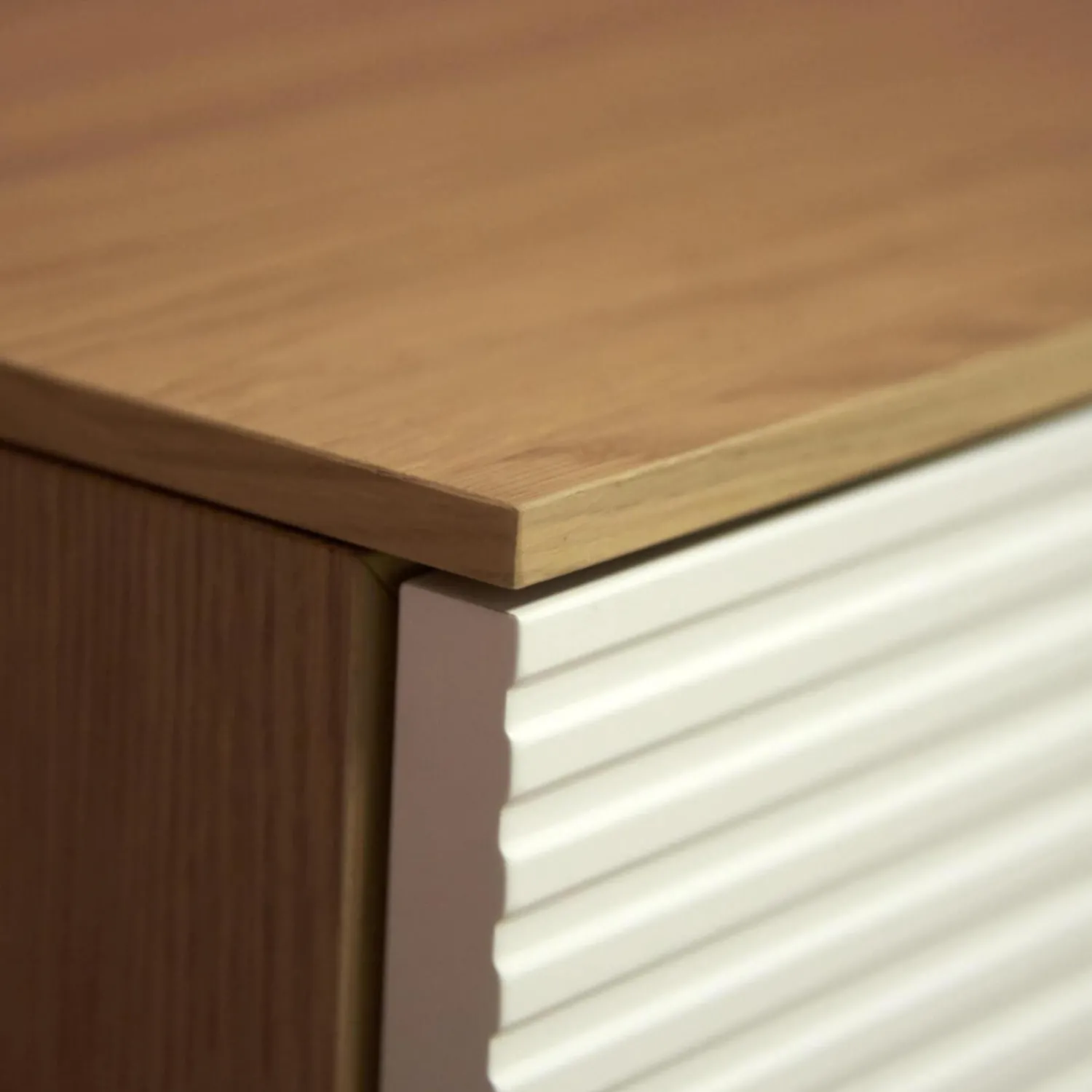 Sudbrock Kommoden & Sideboards|Hänge-Sideboard Cubo Korpus 420 Glattlack Verkehrsweiß Abdeckplatte 127 Eiche Milk