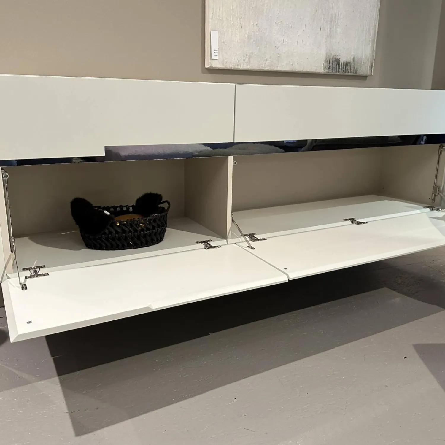 Christine Kröncke Kommoden & Sideboards|Hängesideboard Gap Lack Matt NCS S1502-Y Pearl Creme Fuge Chrom Rauchgrau