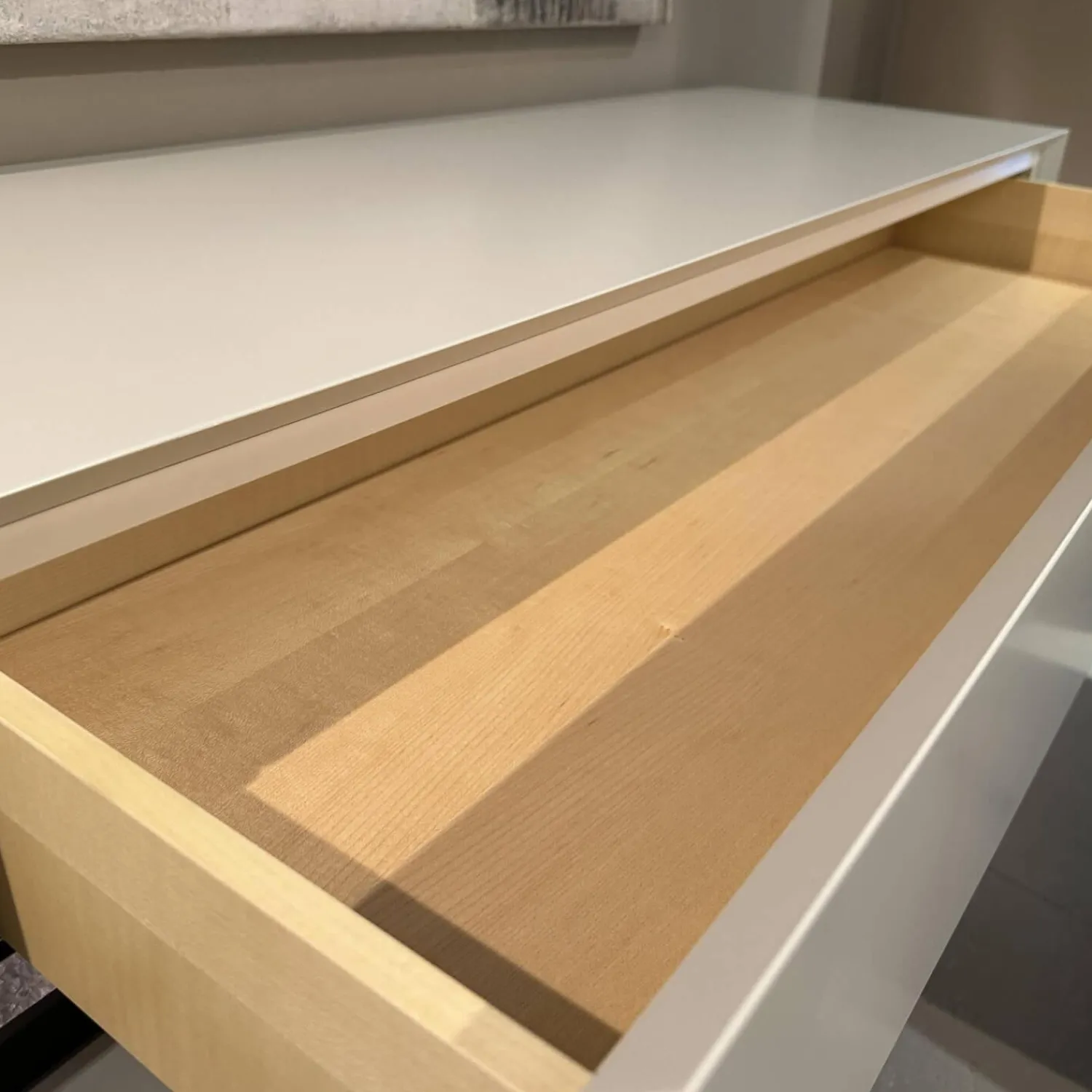 Christine Kröncke Kommoden & Sideboards|Hängesideboard Gap Lack Matt NCS S1502-Y Pearl Creme Fuge Chrom Rauchgrau